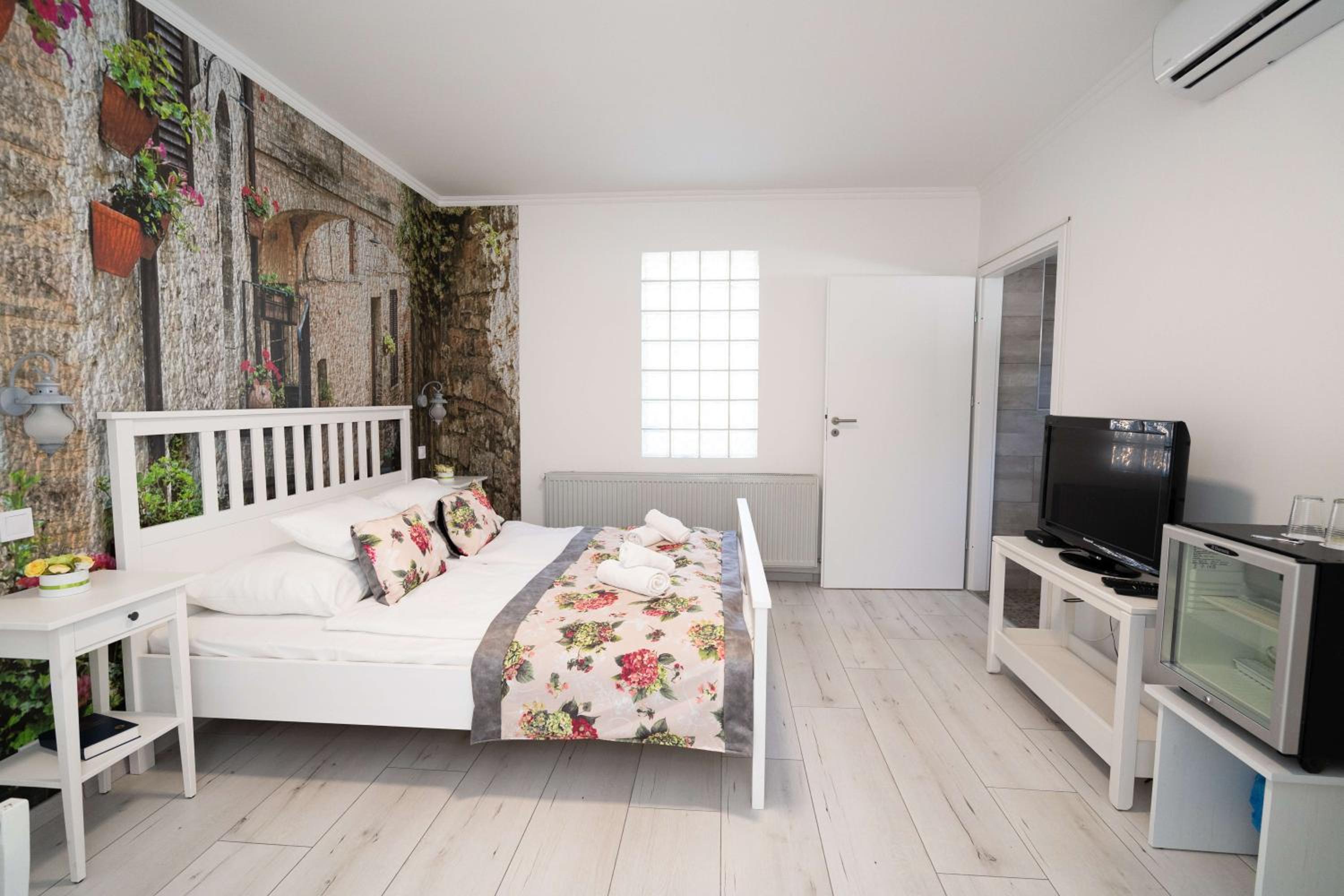 King Room - Disability Access photo 2
