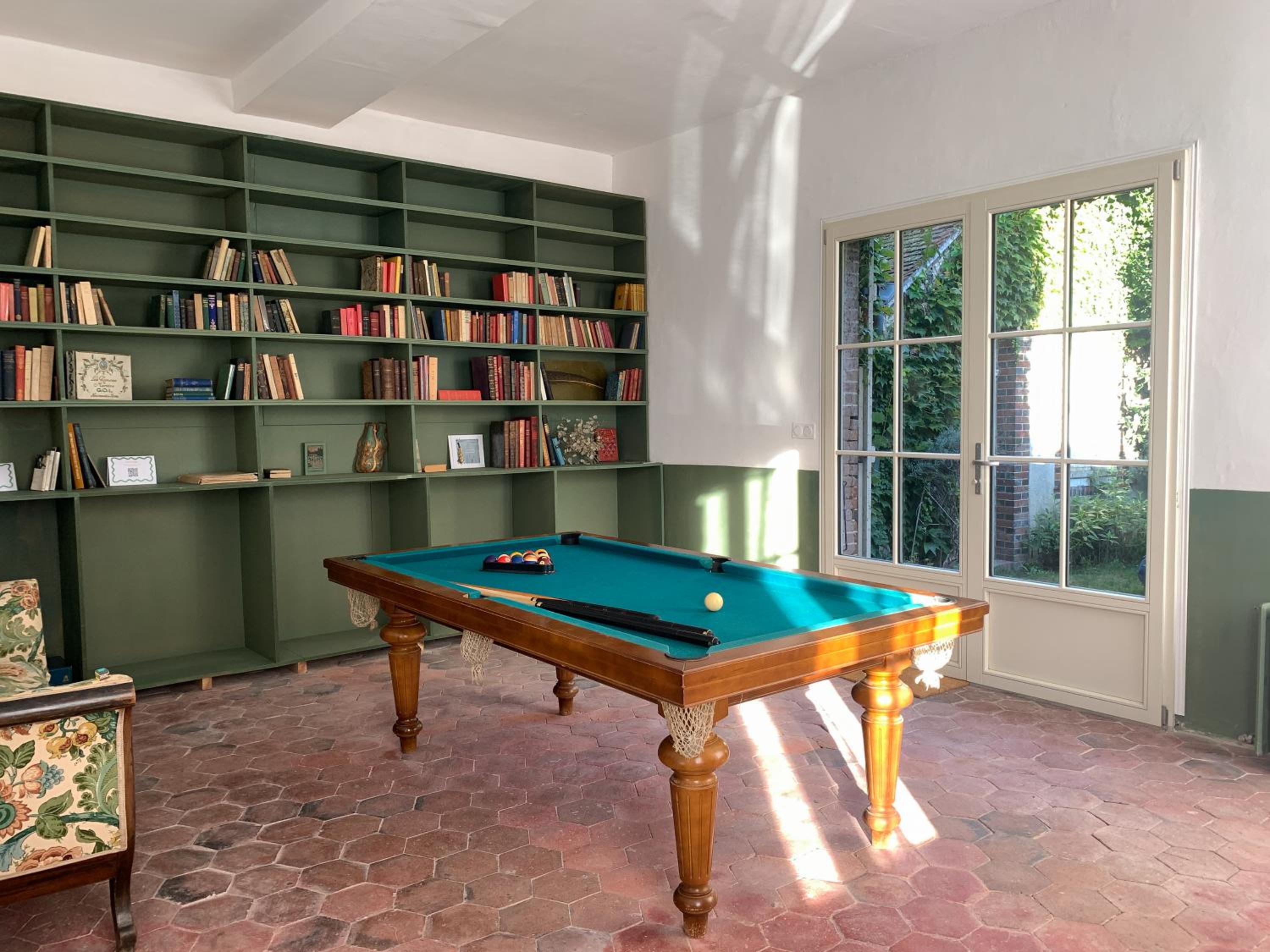 Seven-Bedroom House - Photo 1