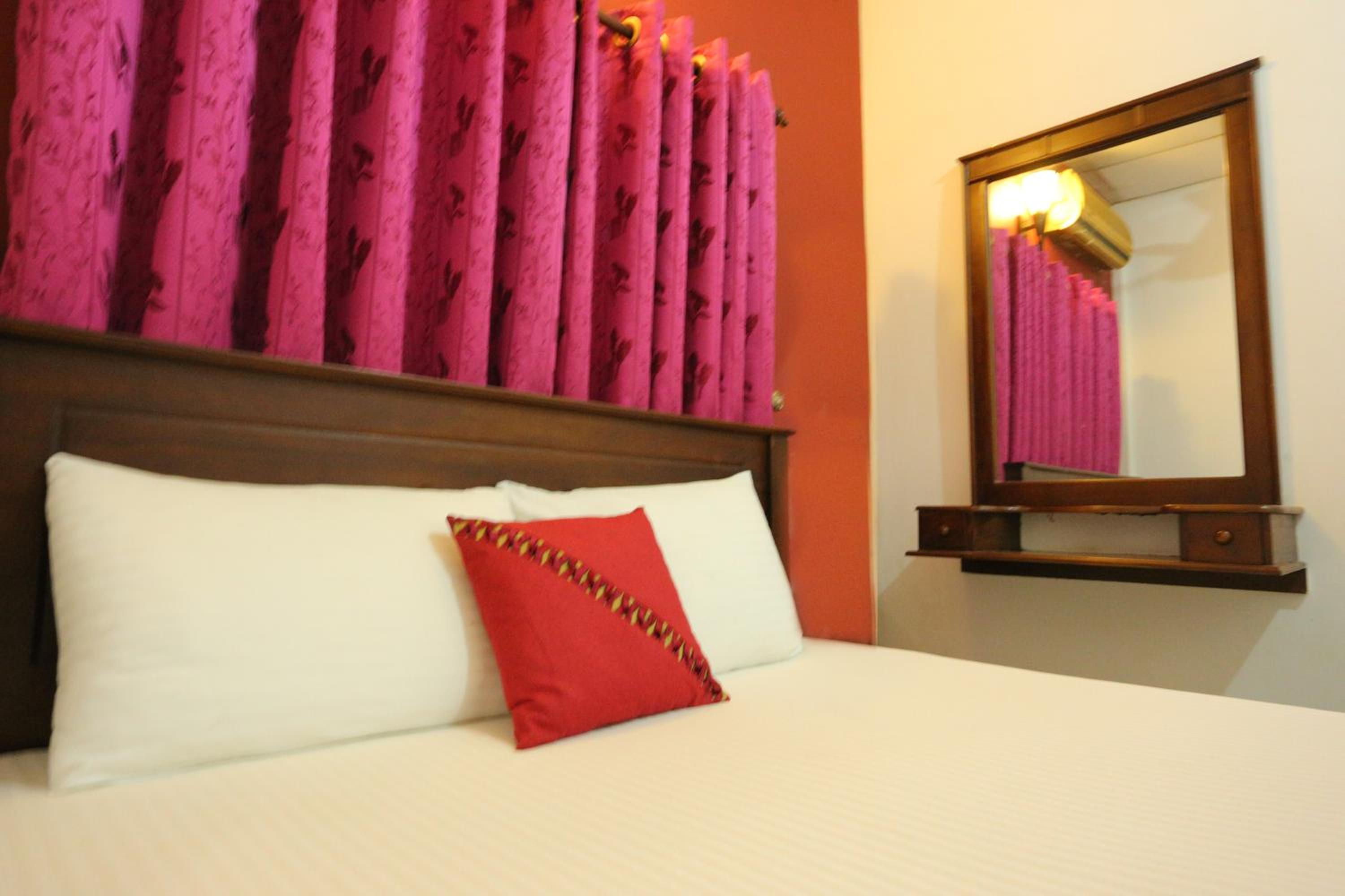Queen Room photo 2