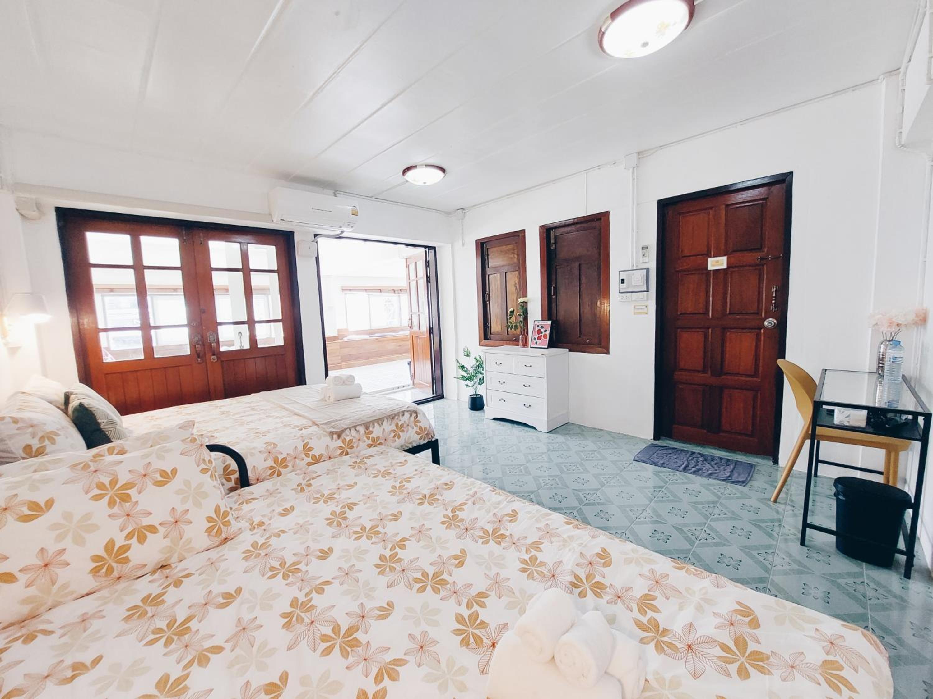 Deluxe Family Suite - Photo 5