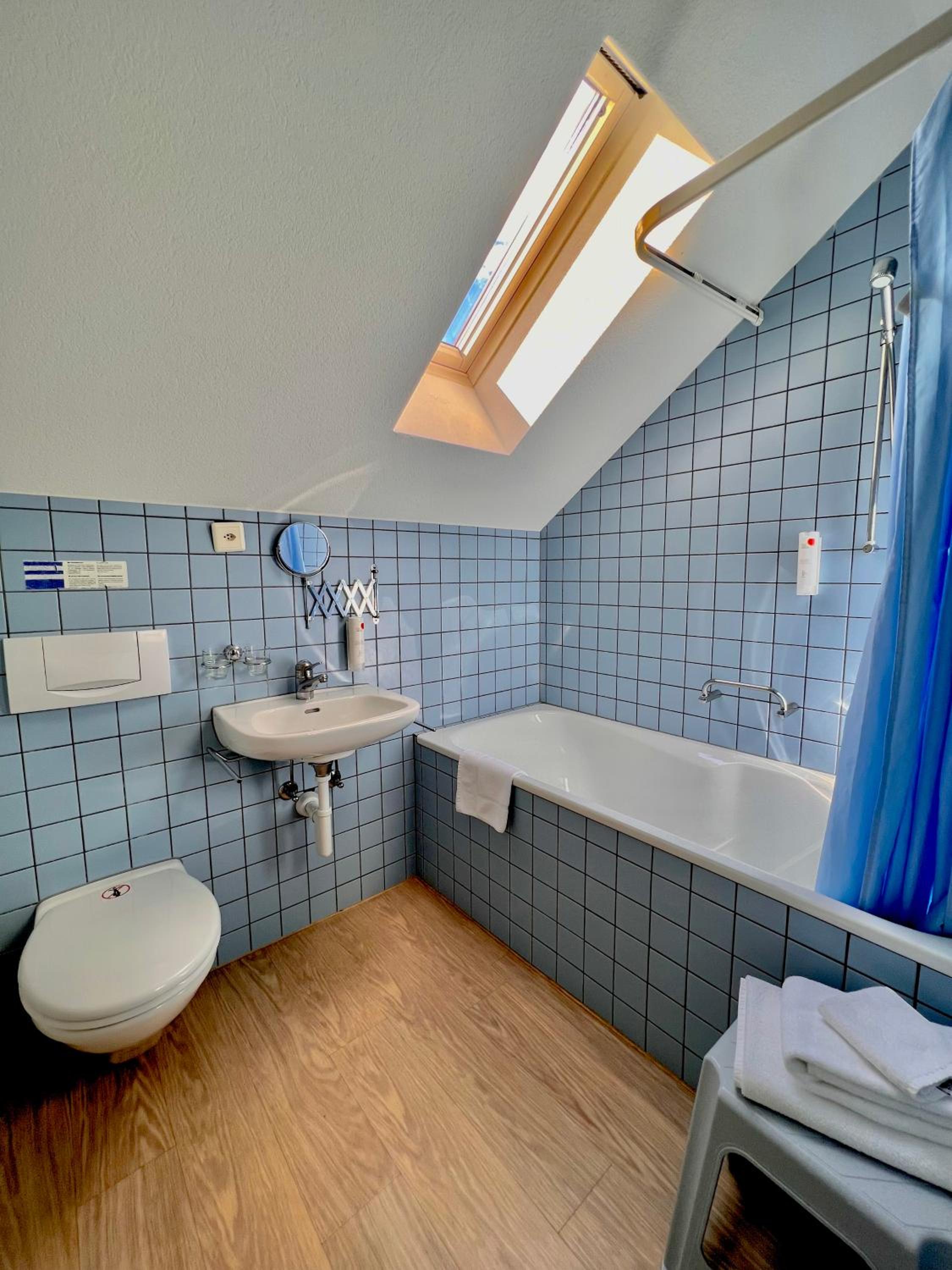 Single Room with Bath photo 3
