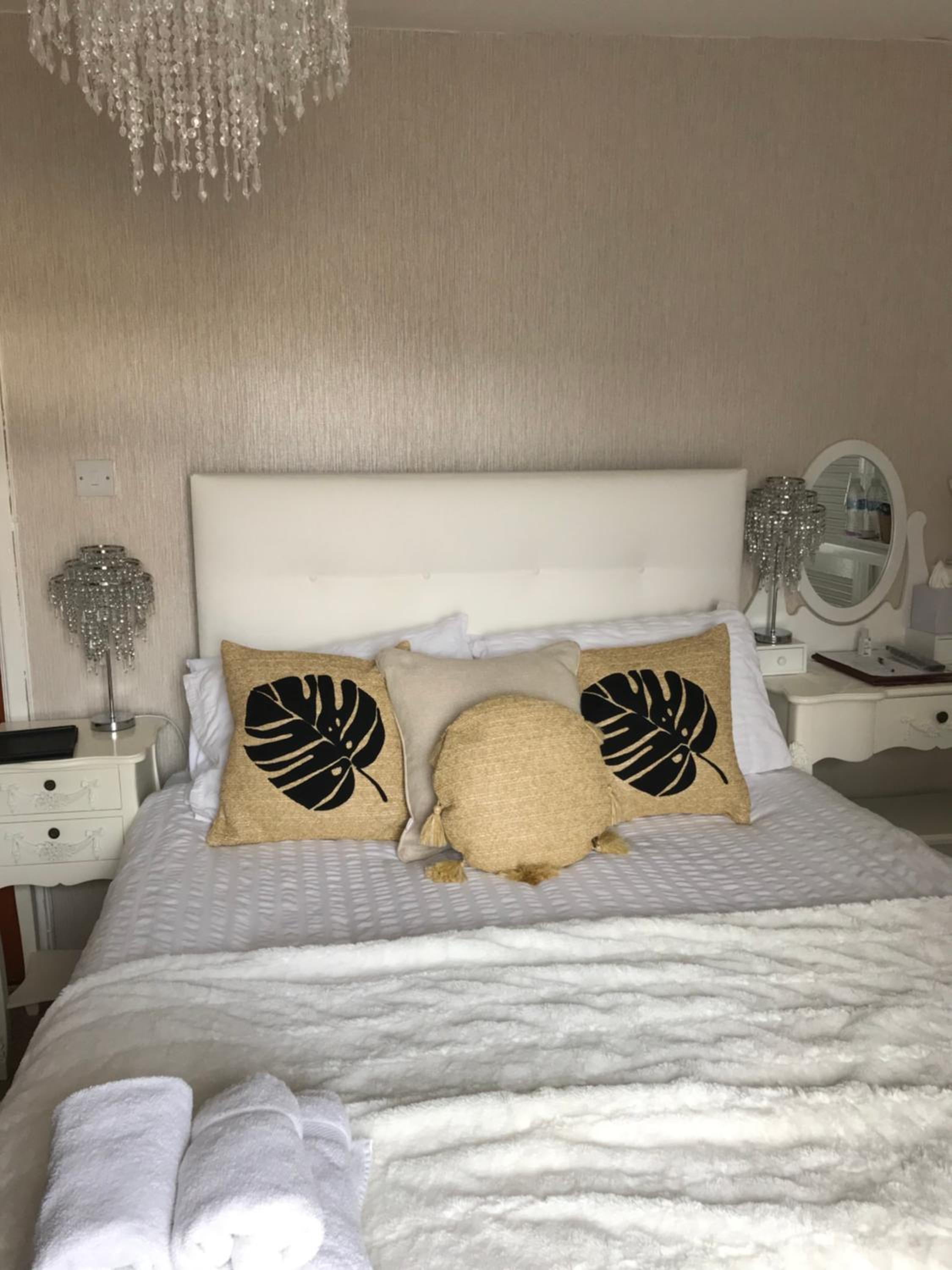 Small Double Room with Shared Bathroom