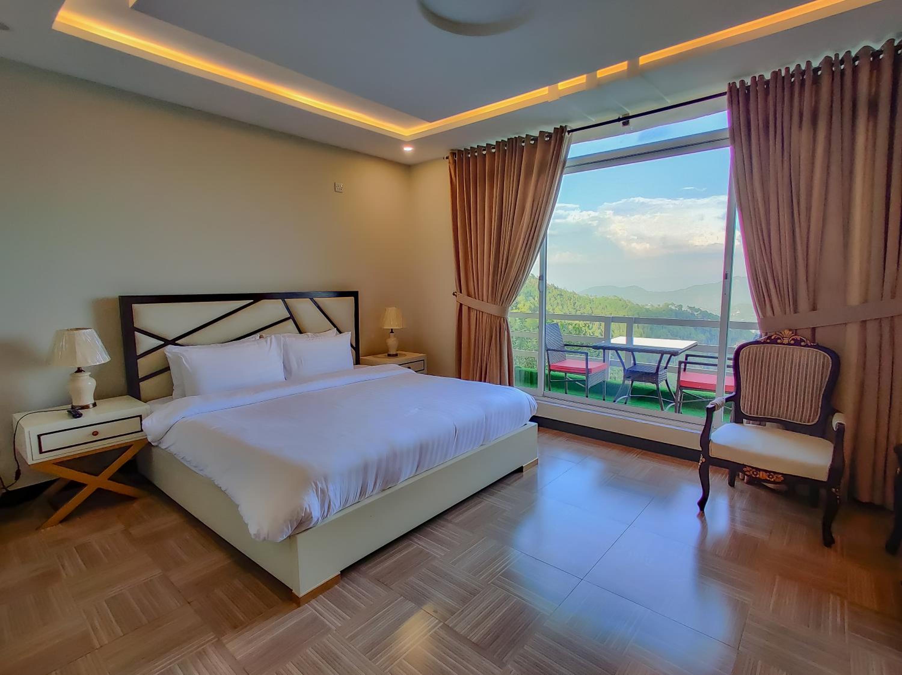 Deluxe Double Room with Balcony photo 3