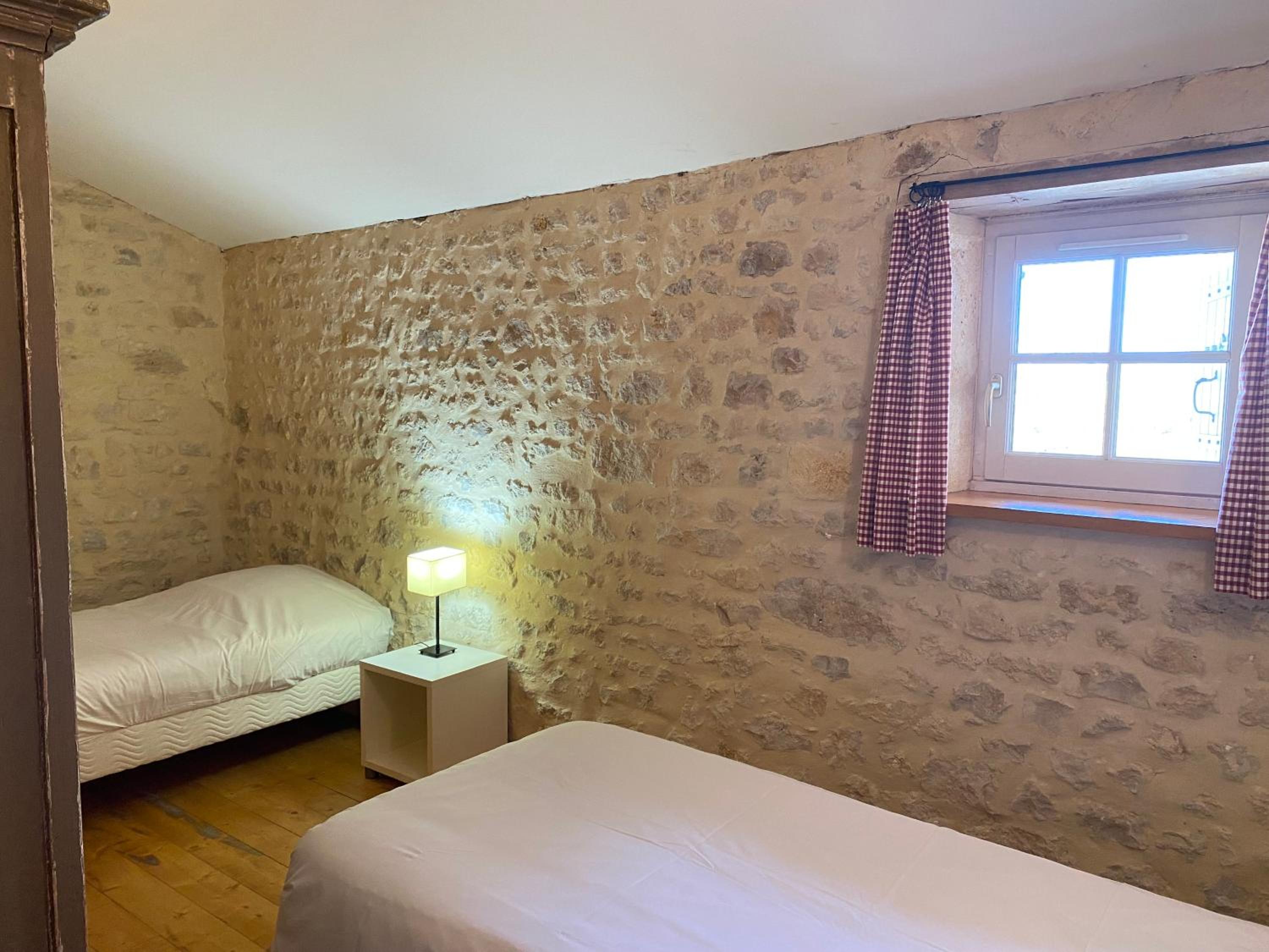 Comfort Three-Bedroom Apartment - Photo 4