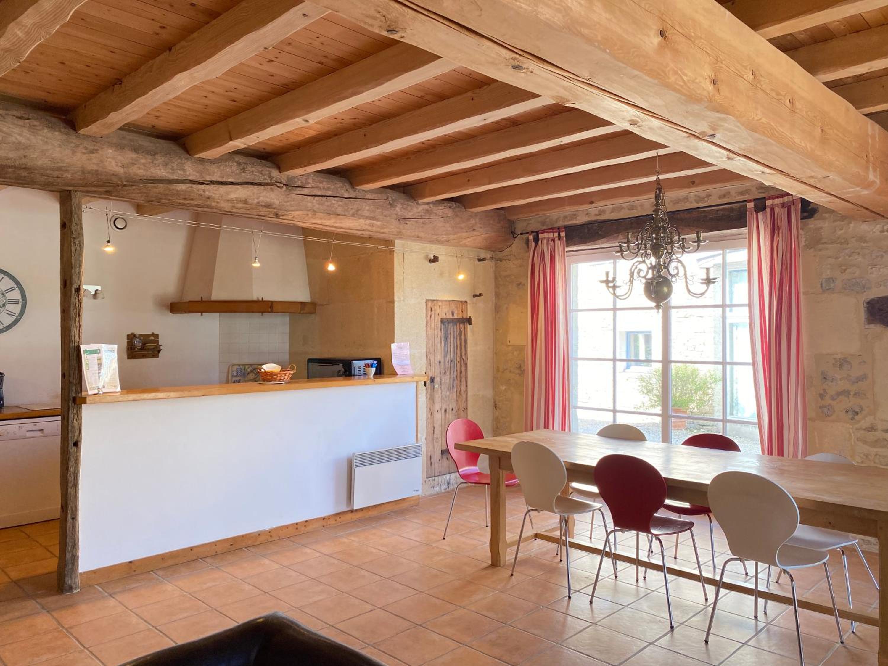 Comfort Three-Bedroom Apartment - Photo 3