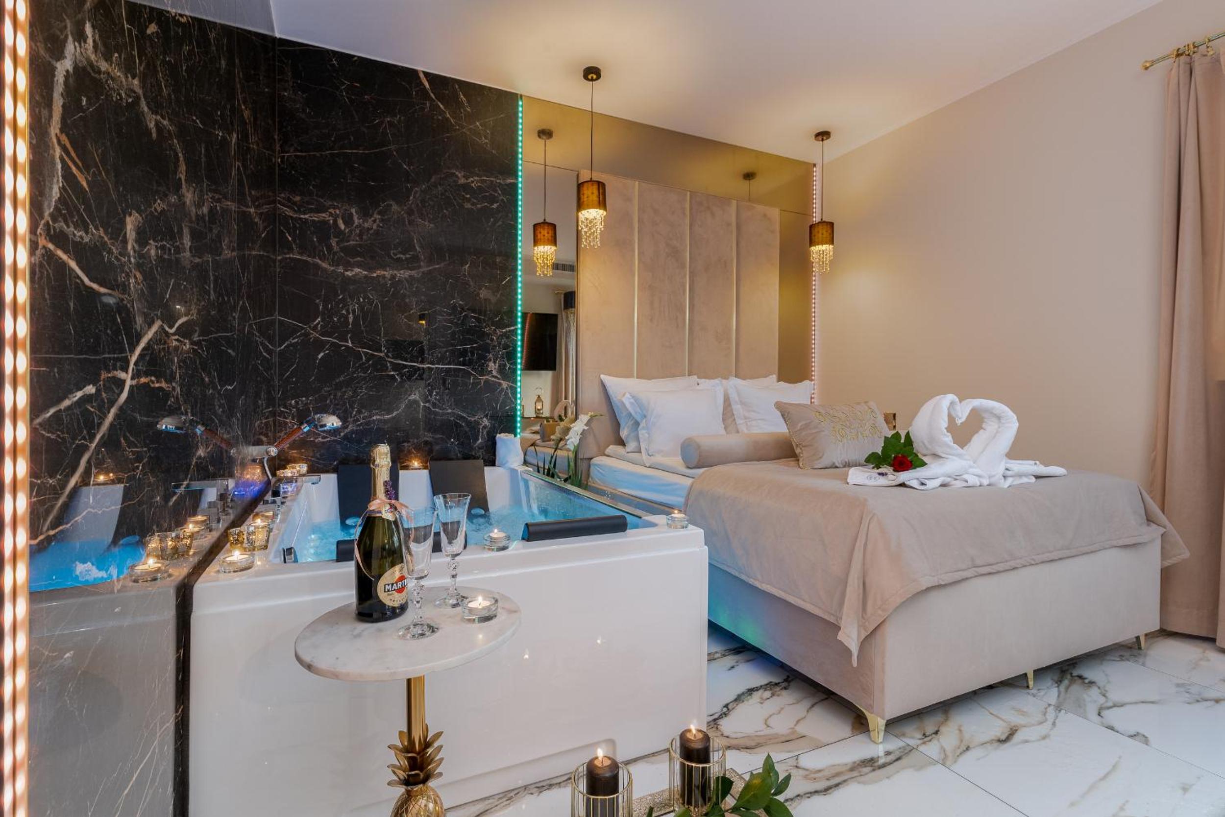 Deluxe Suite with Spa Bath - Photo 8