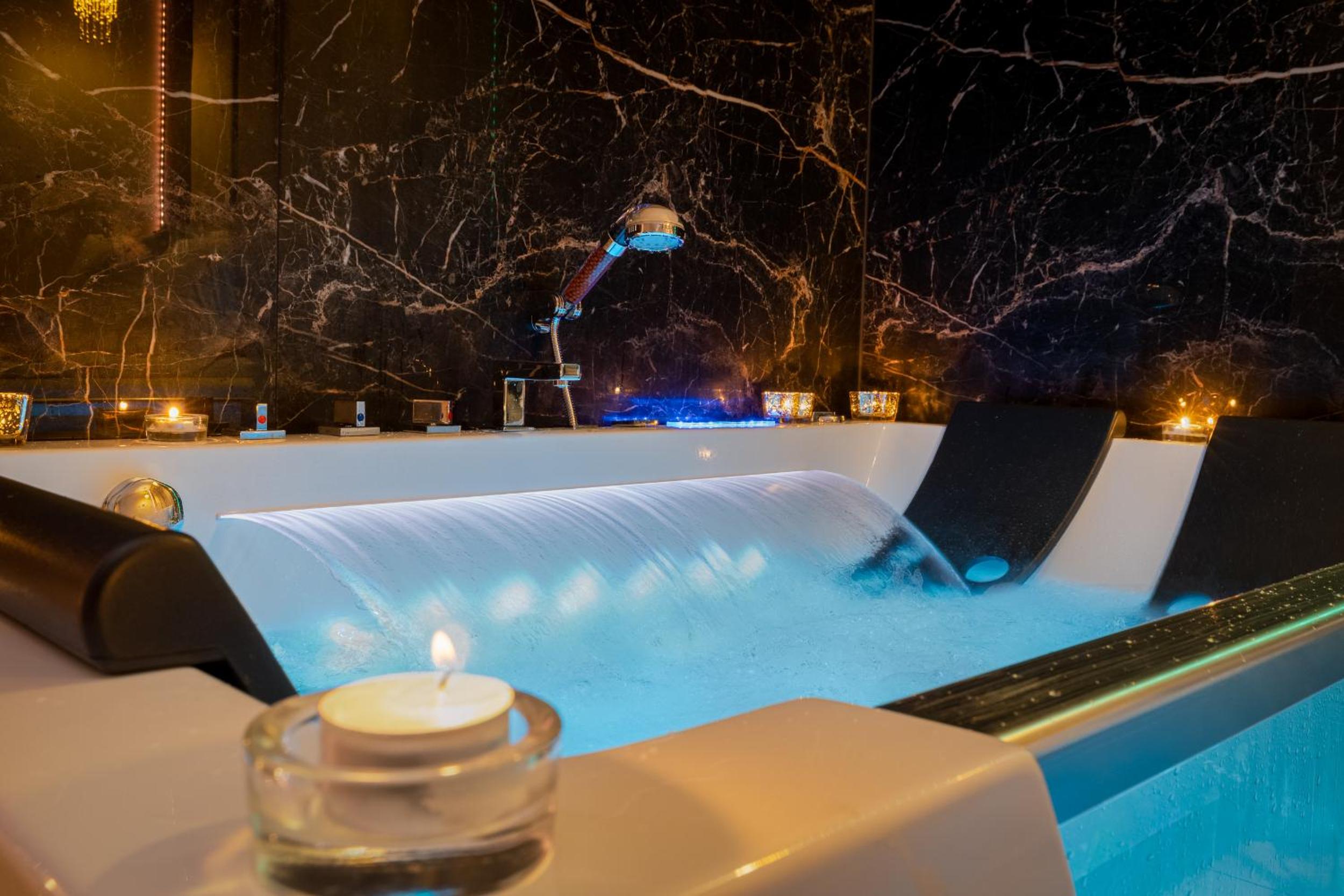 Deluxe Suite with Spa Bath - Photo 5