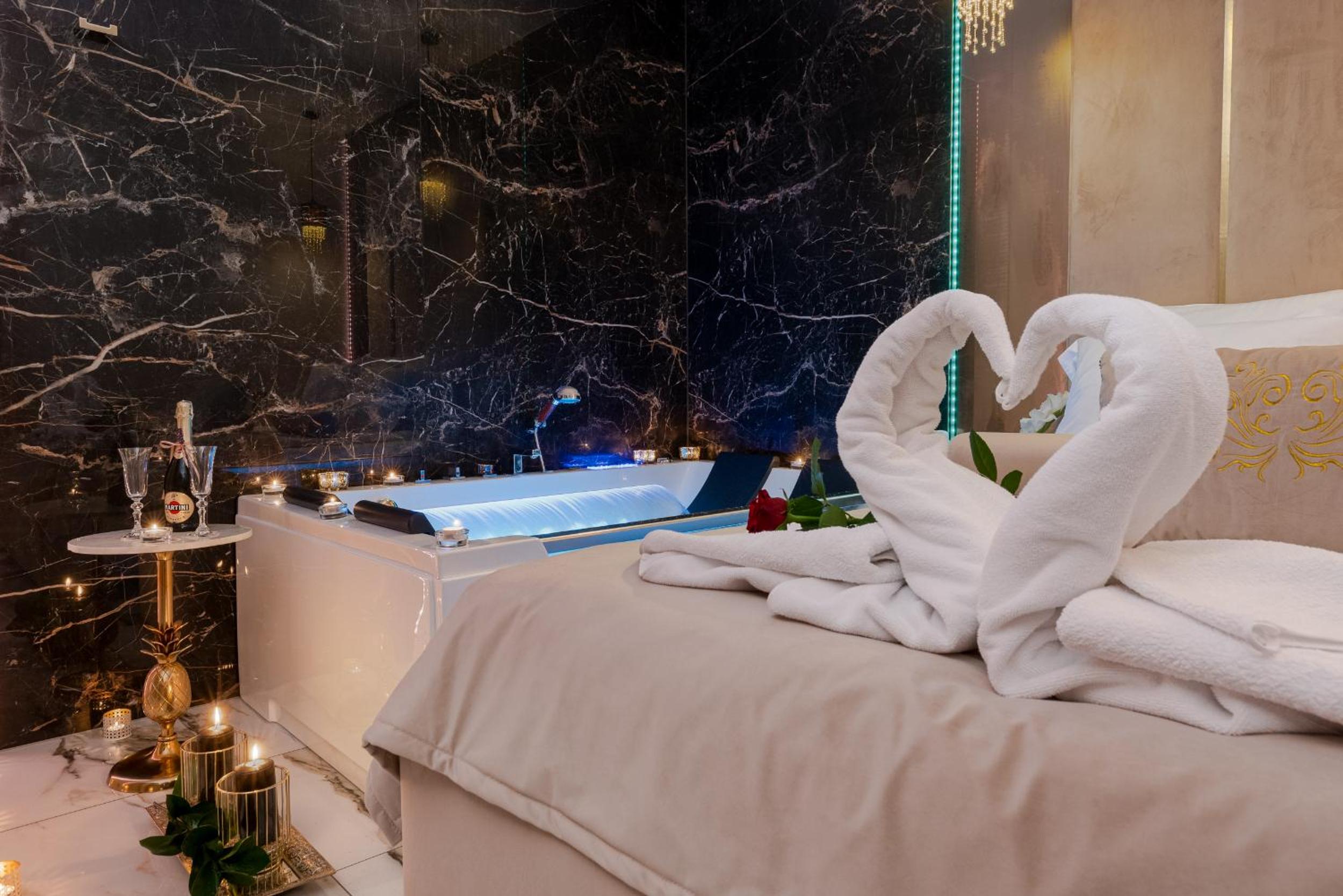 Deluxe Suite with Spa Bath - Photo 3