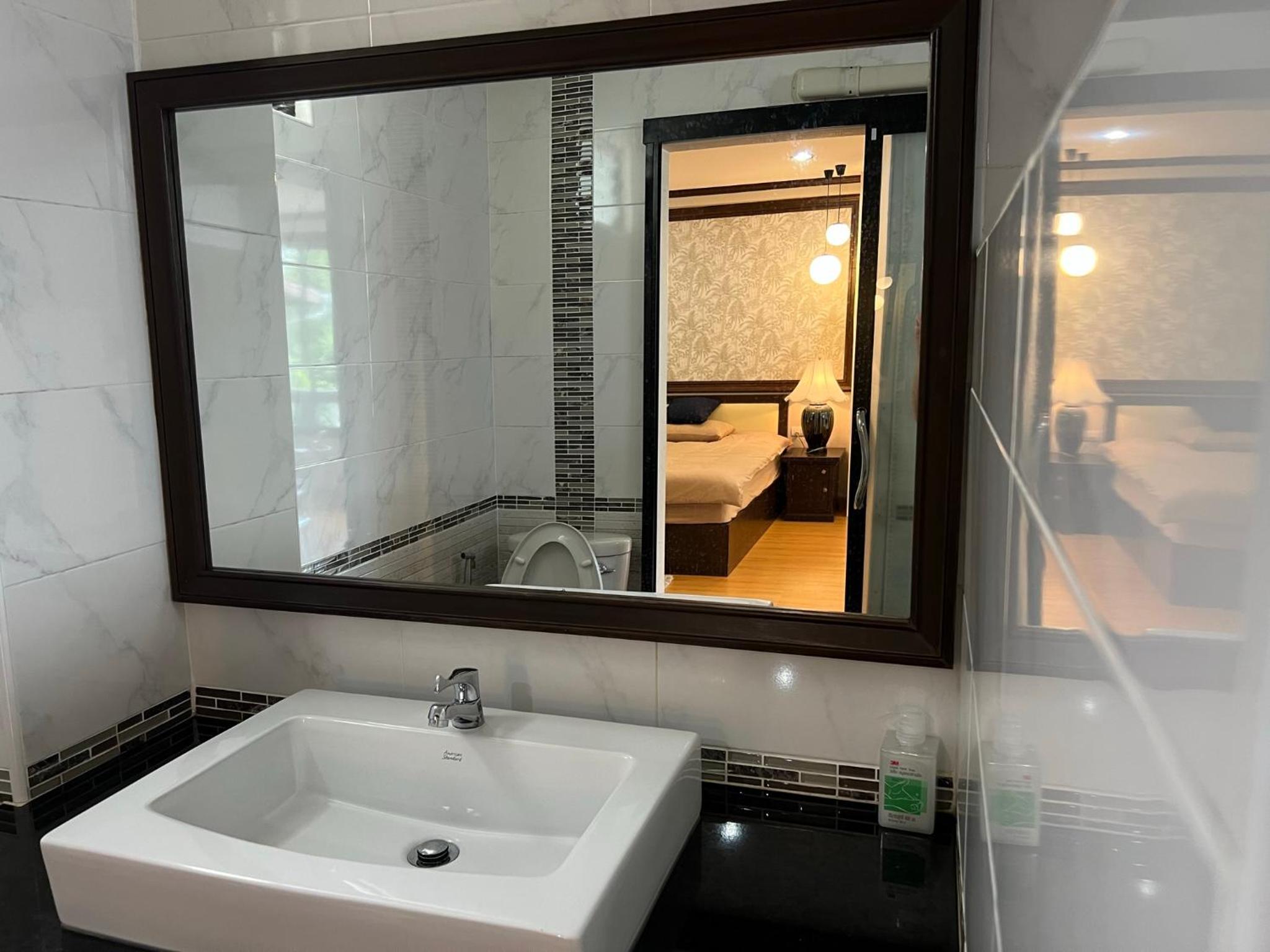 Deluxe King Room - Photo 10