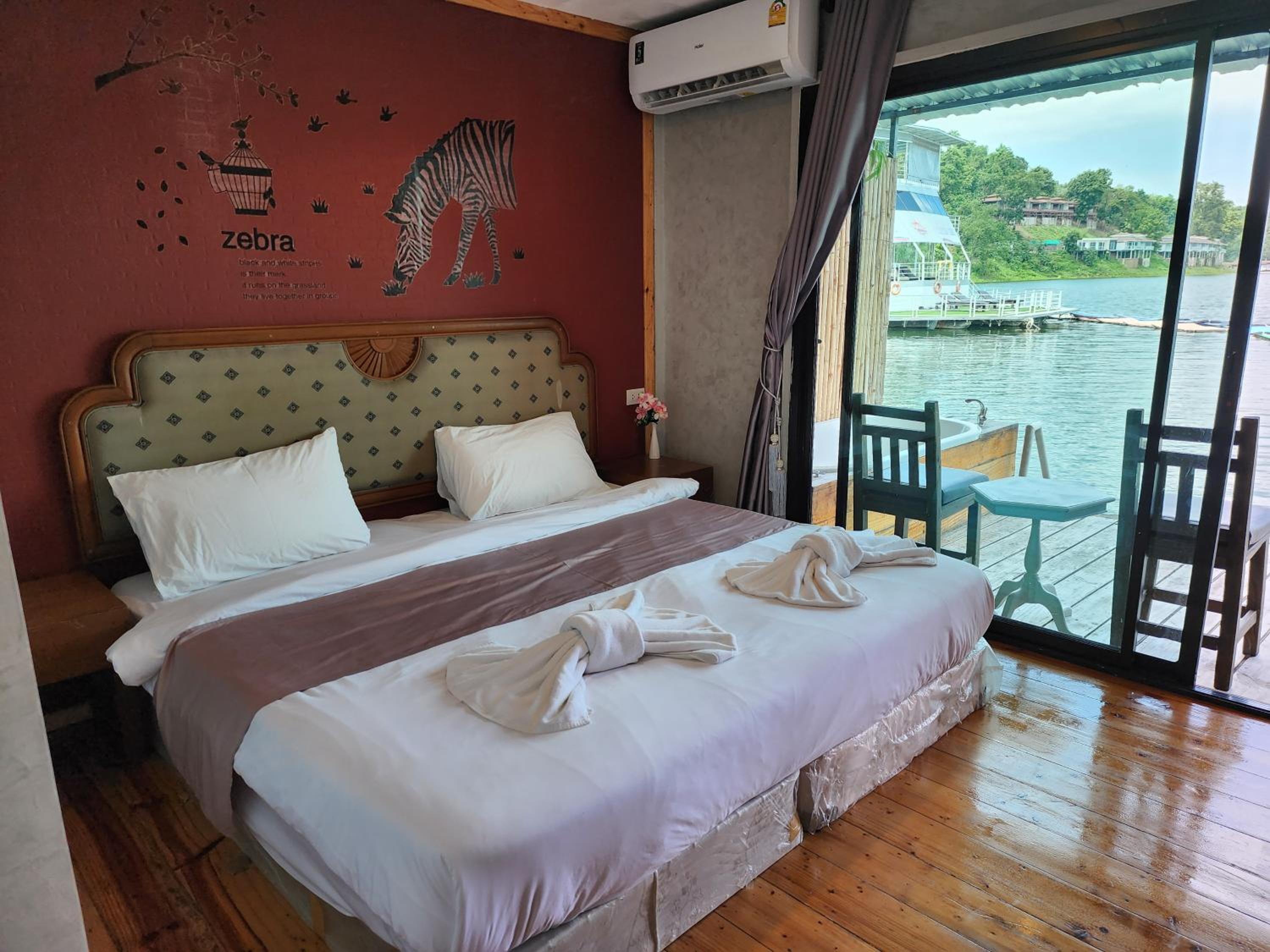 Suite with Lake View - Photo 1