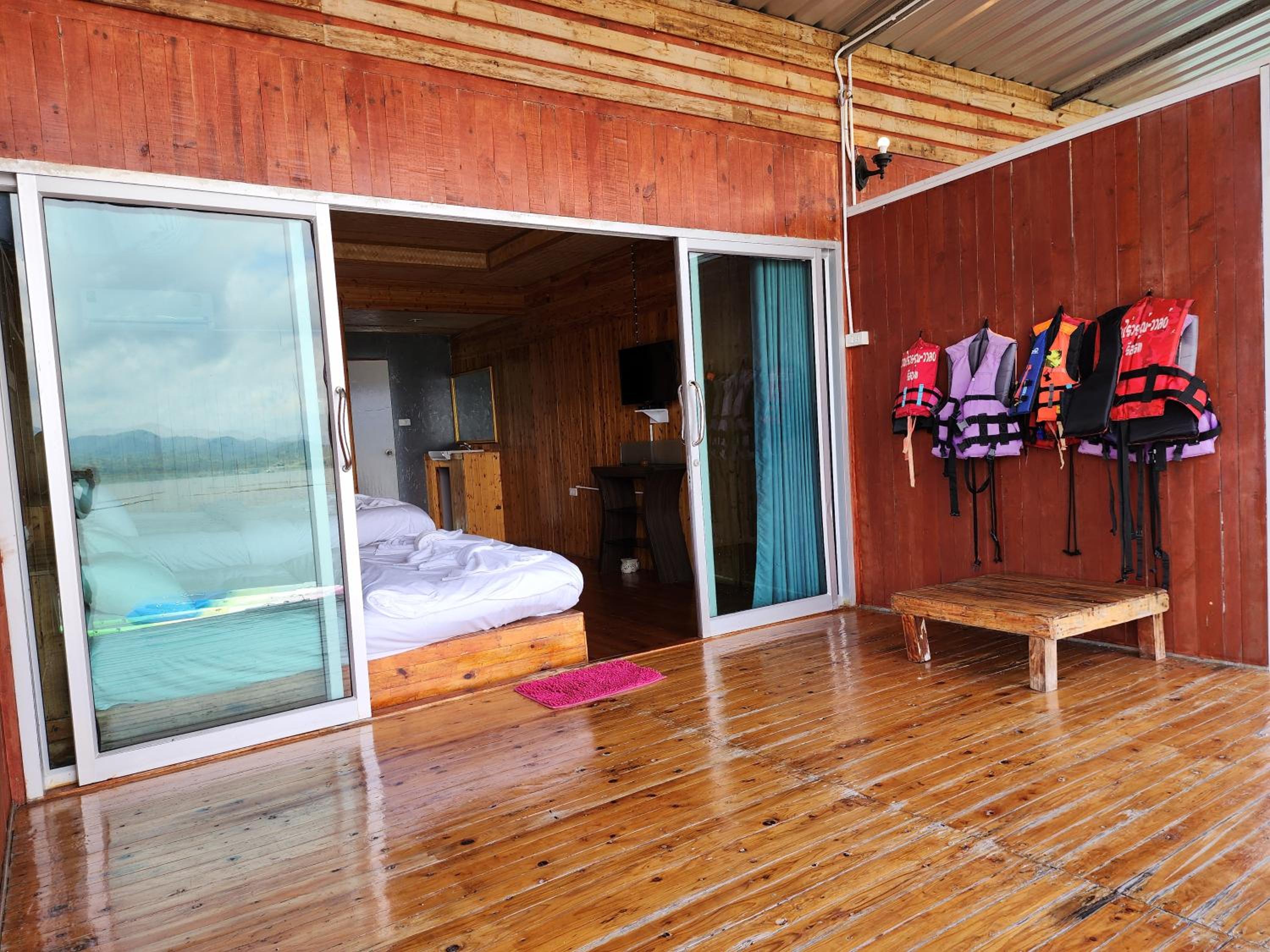 Quadruple Room with Lake View - Photo 7