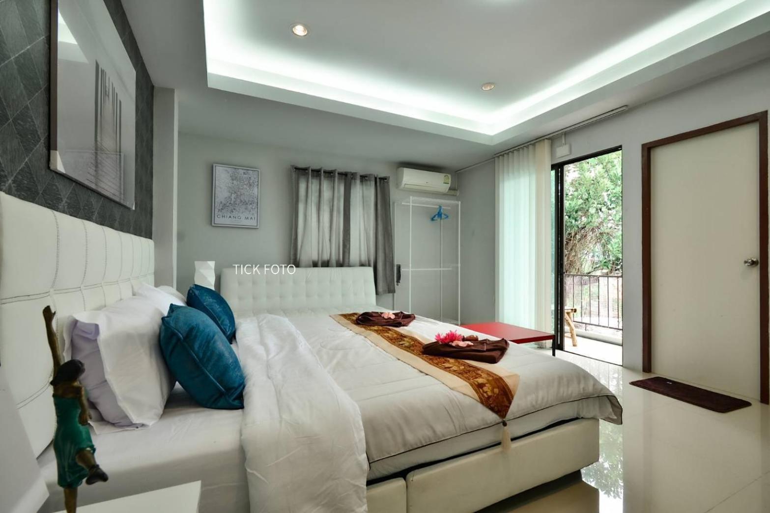 King Studio with Sofa Bed - Photo 3