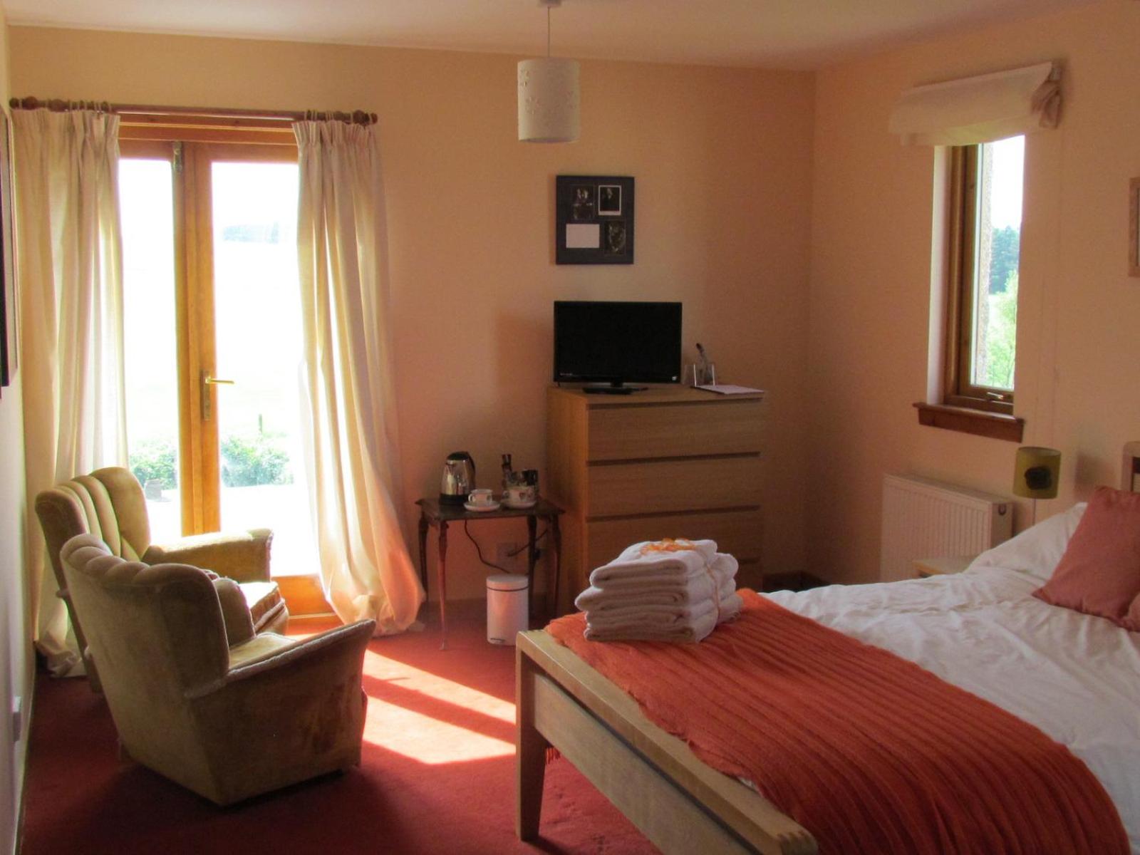 Large Double Room with En-Suite photo 3