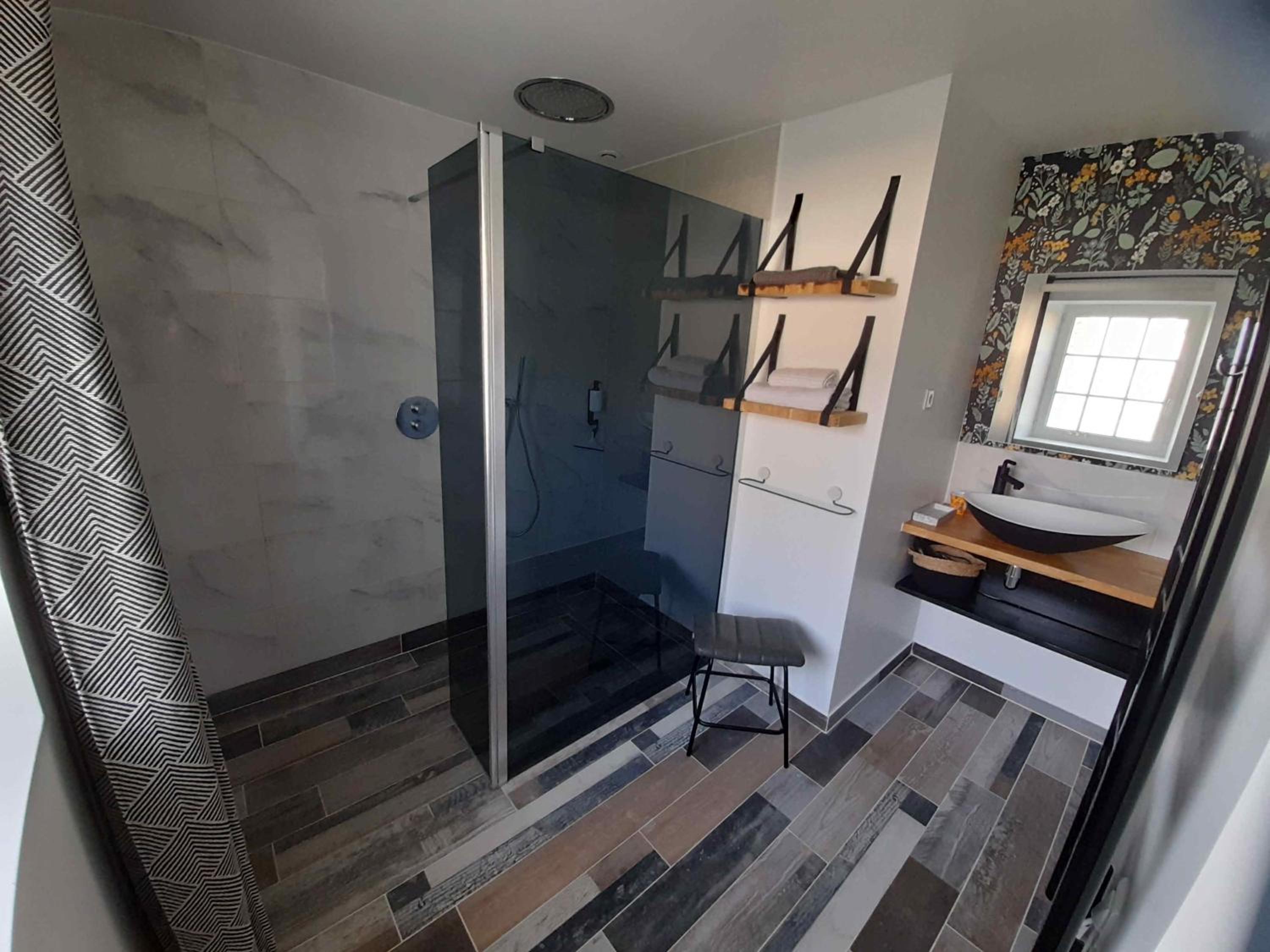 Deluxe King Suite - Photo 3