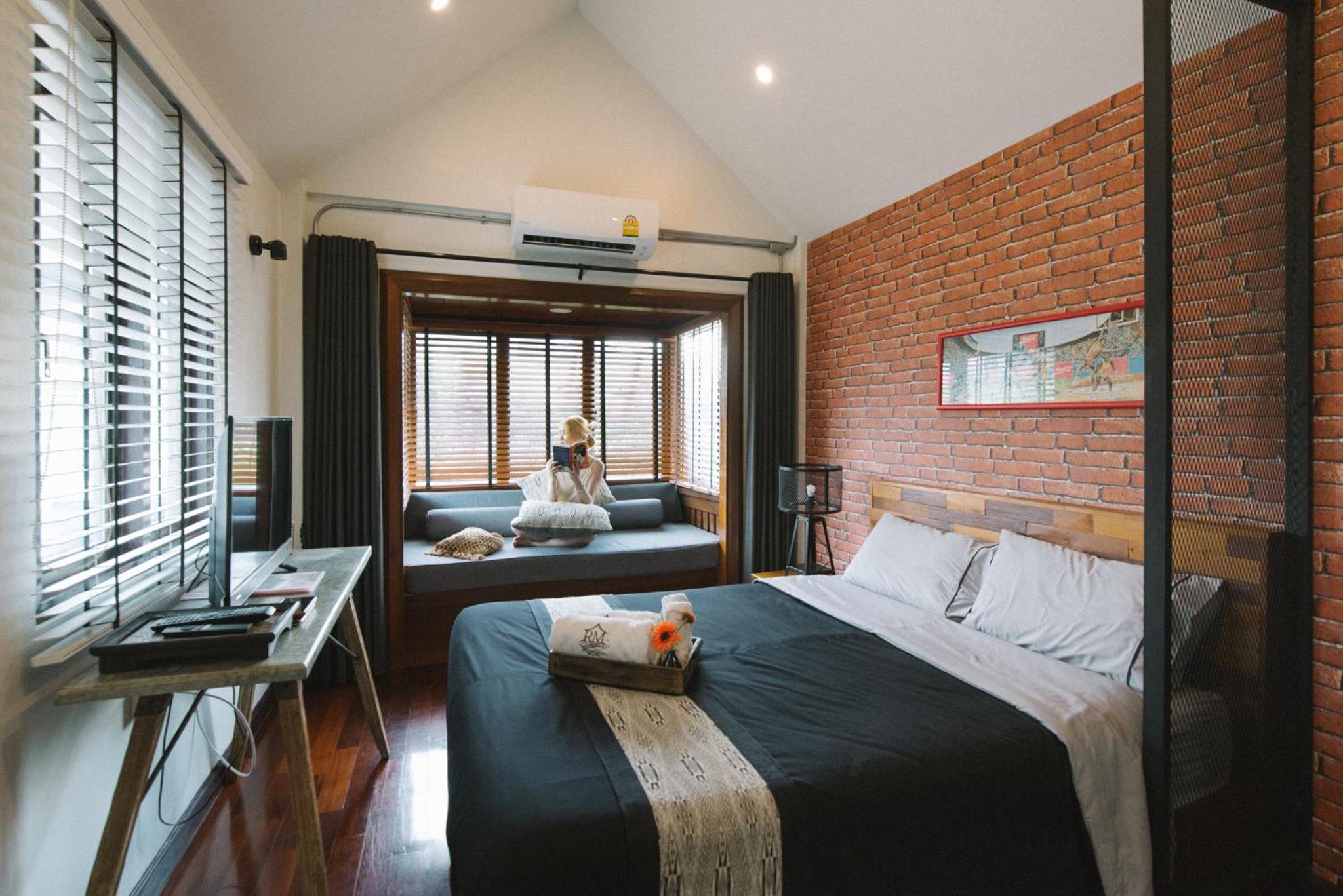 Deluxe Room (2 Adults + 1 Child)