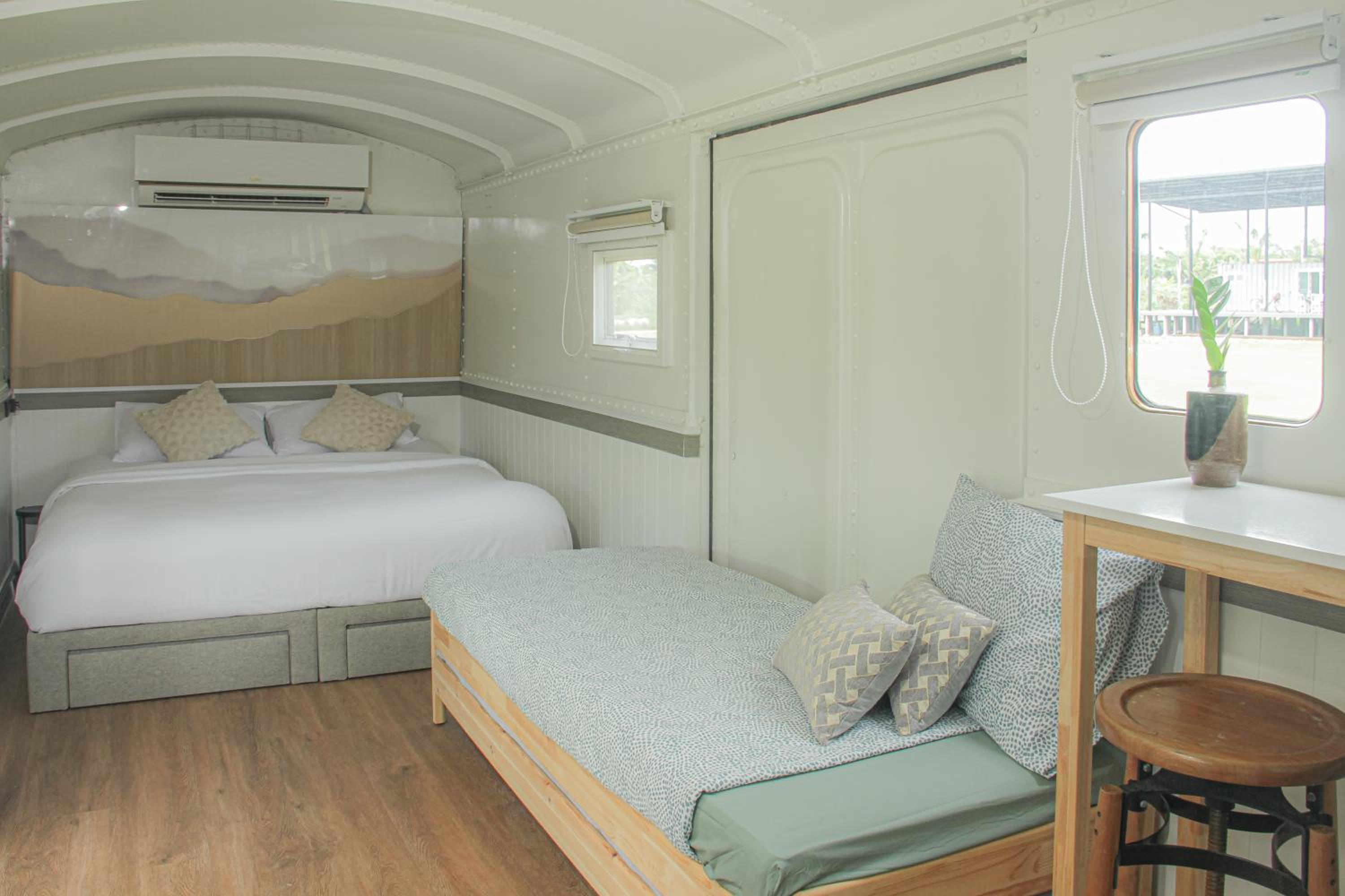 Deluxe King Suite - Photo 31