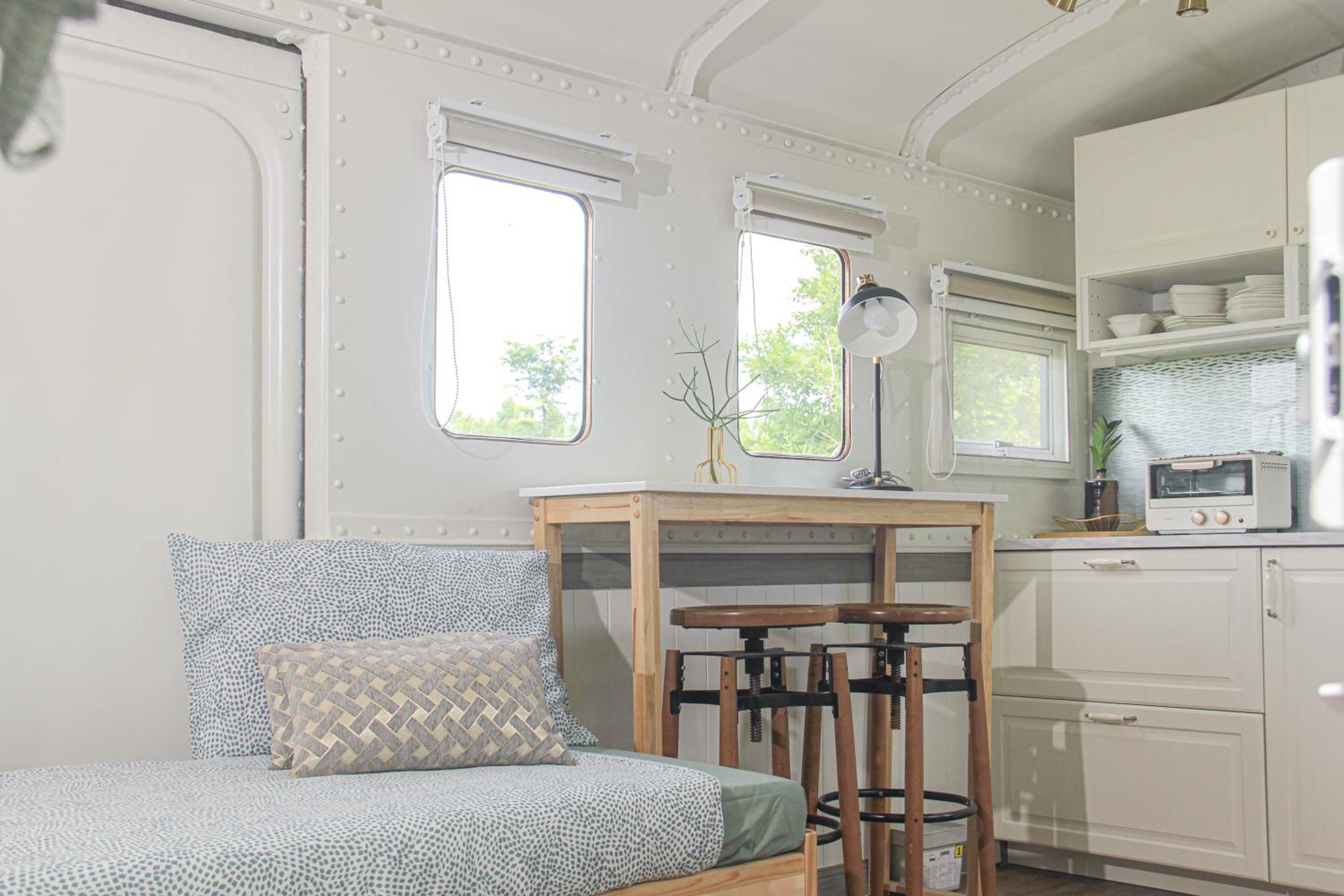 Deluxe King Suite - Photo 32