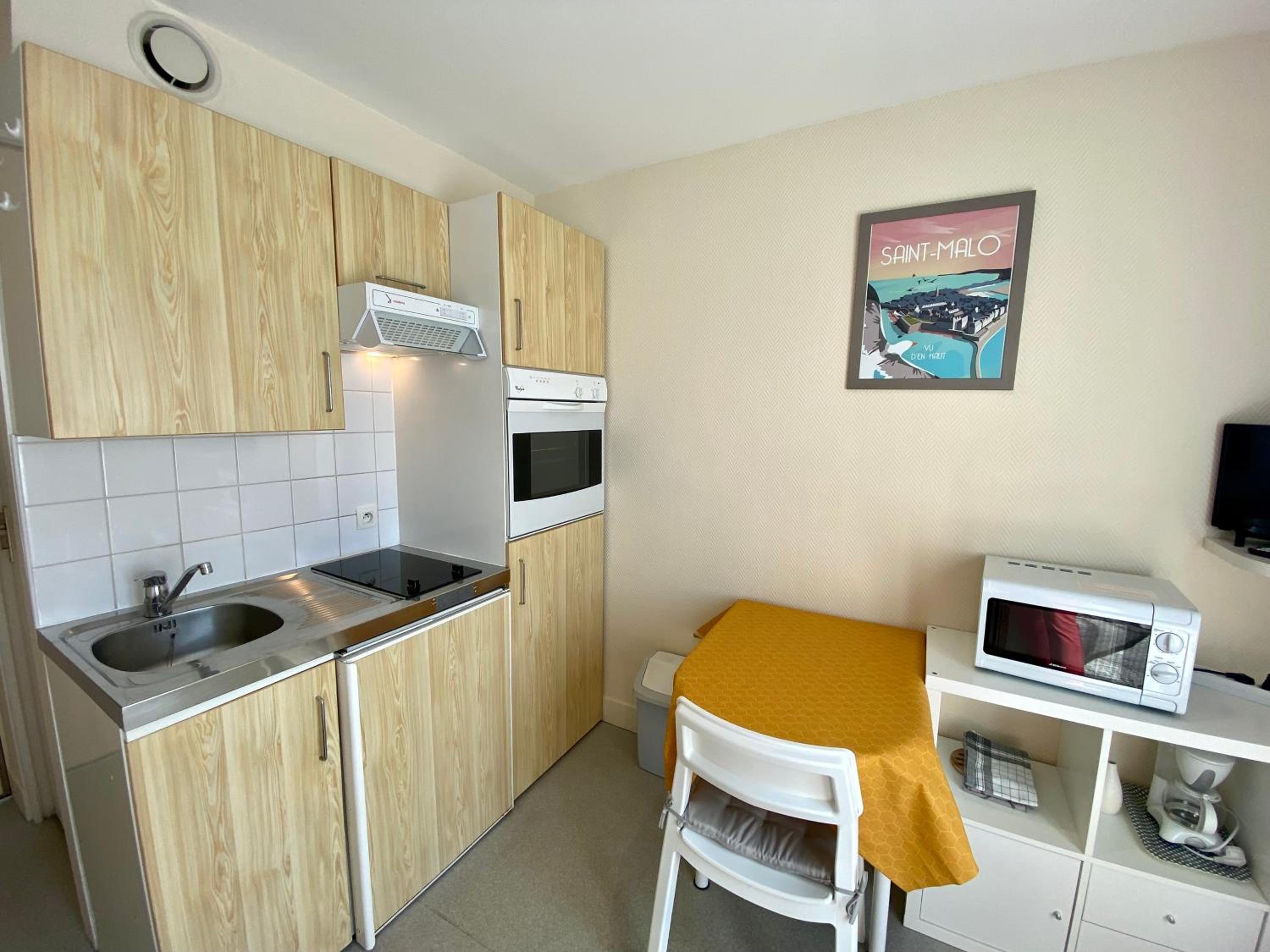 Studio with Balcony photo 2