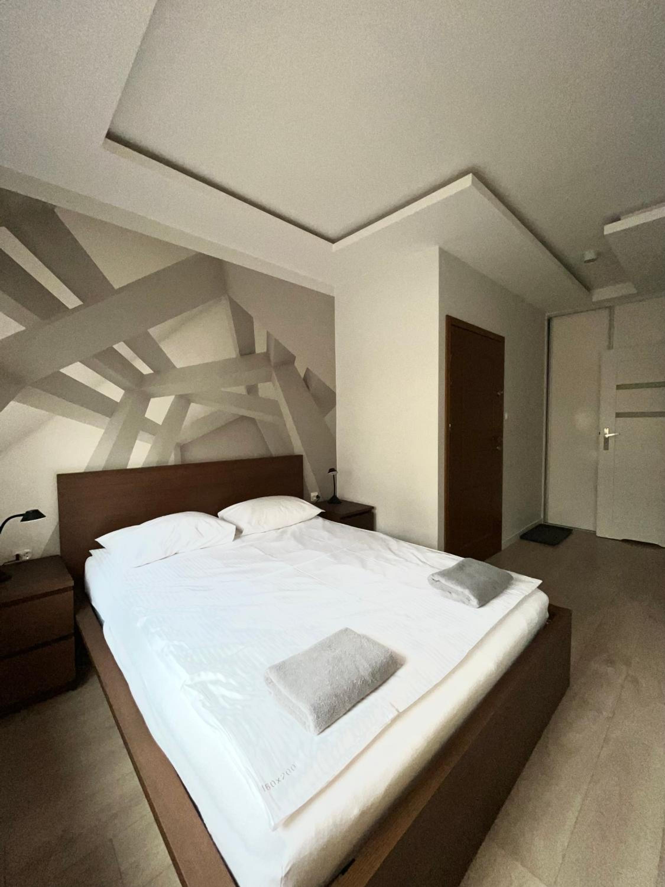 One-Bedroom Apartment - Photo 2