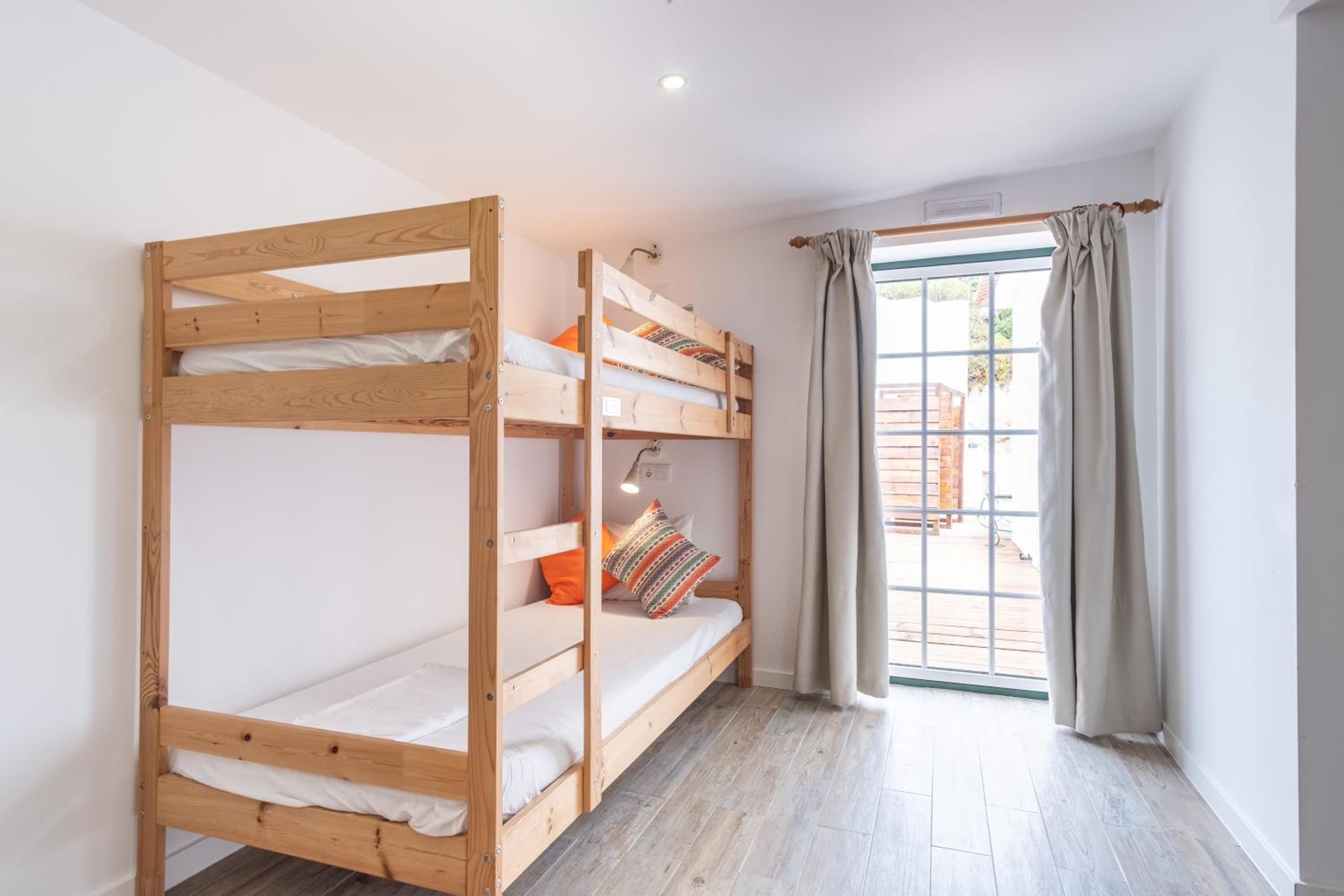 Bed in 6-Bed Mixed Dormitory Room photo 2