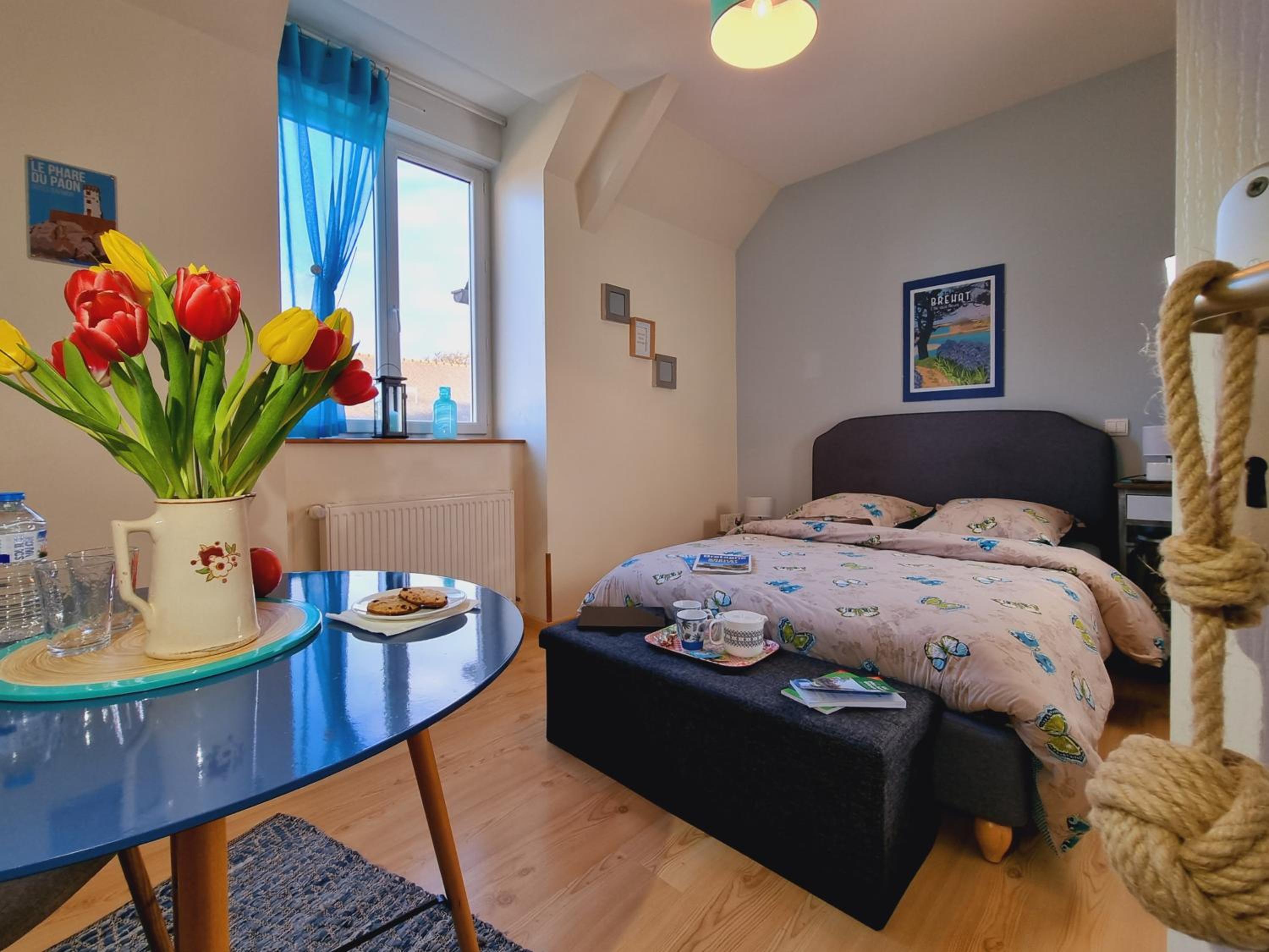 Deluxe Double Room with Side Sea View