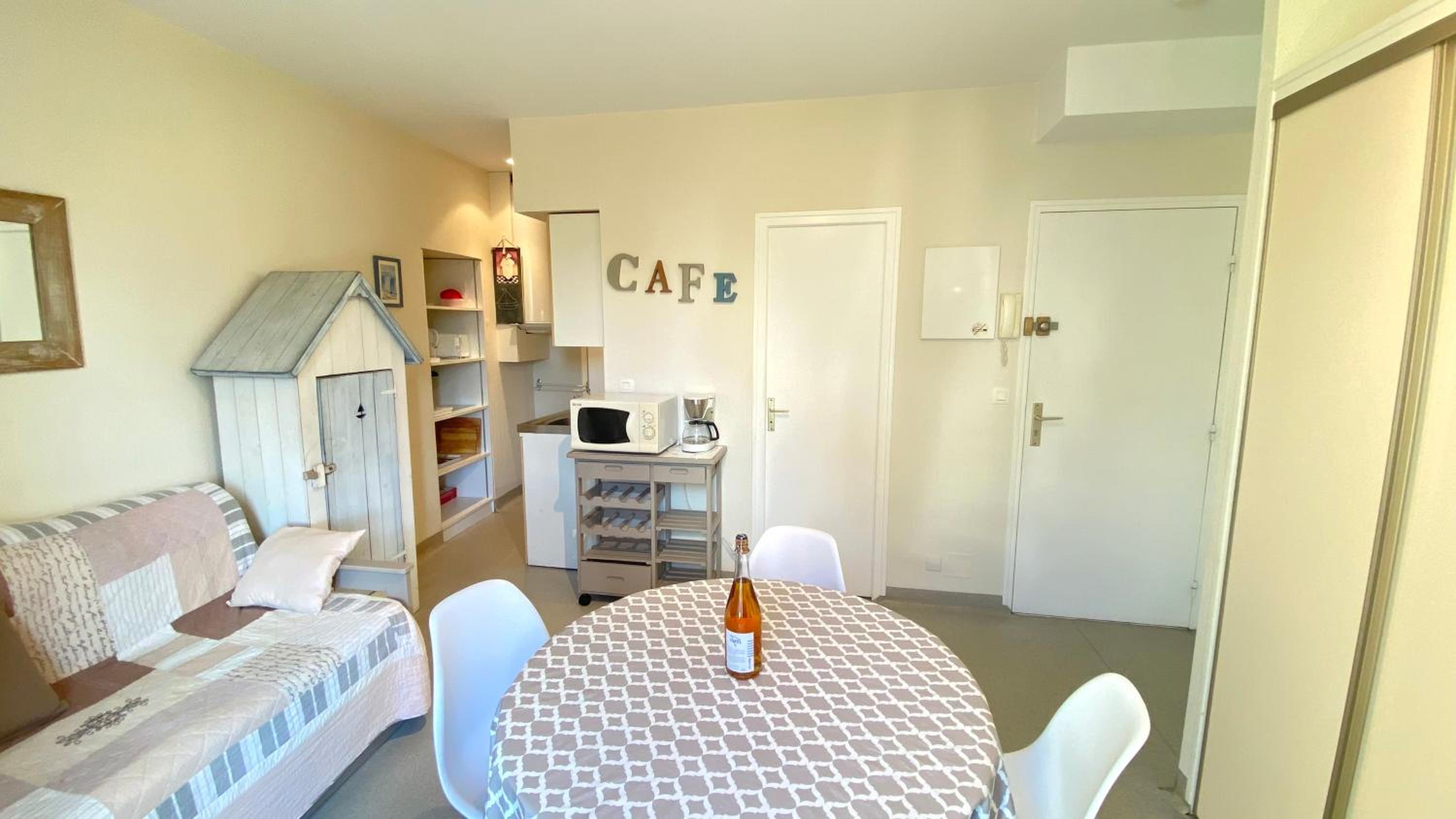  One-Bedroom Apartment (2 Adults + 2 Children)  photo 3
