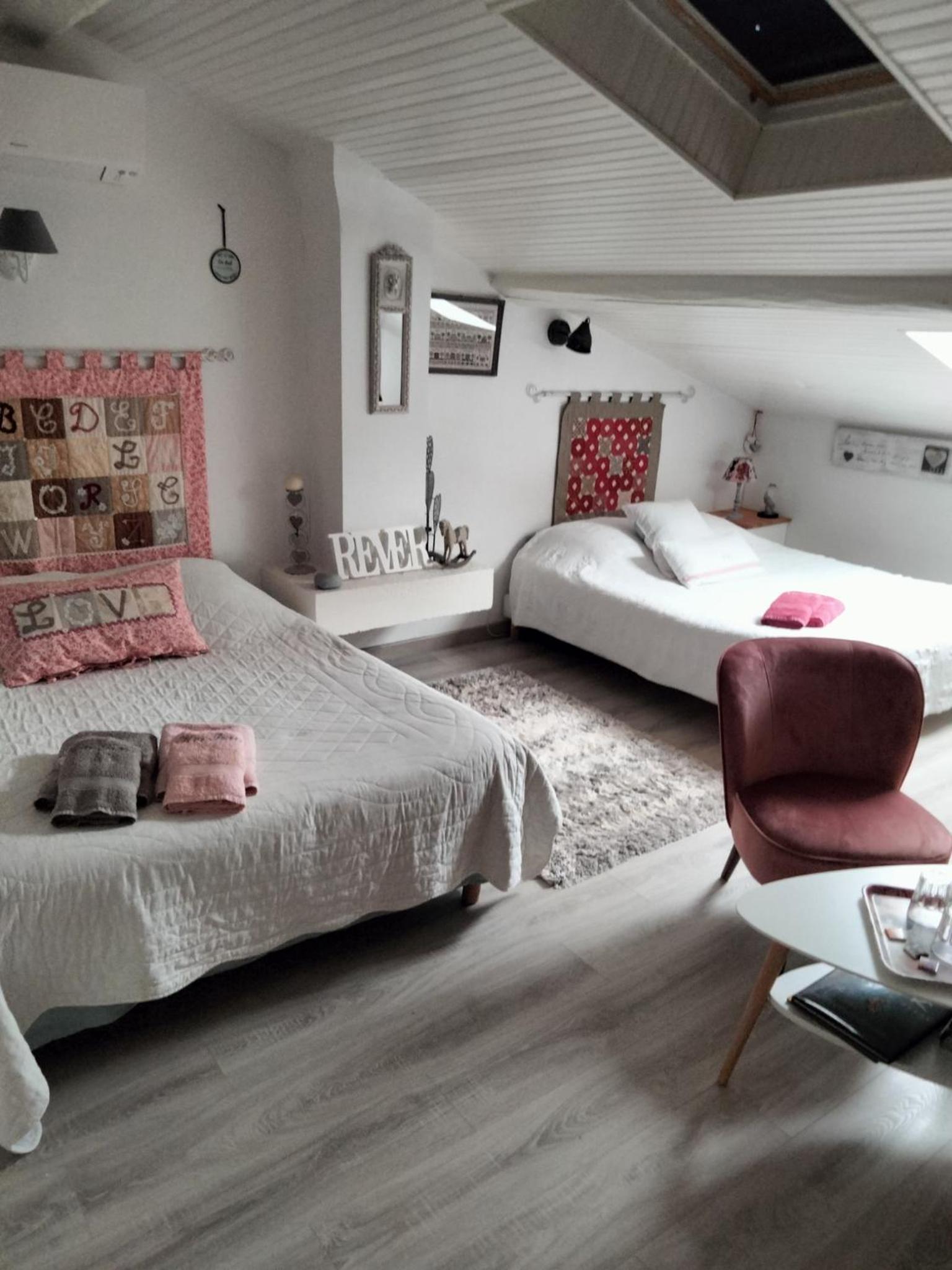 Deluxe Room (2 Adults + 1 Child) - Photo 4