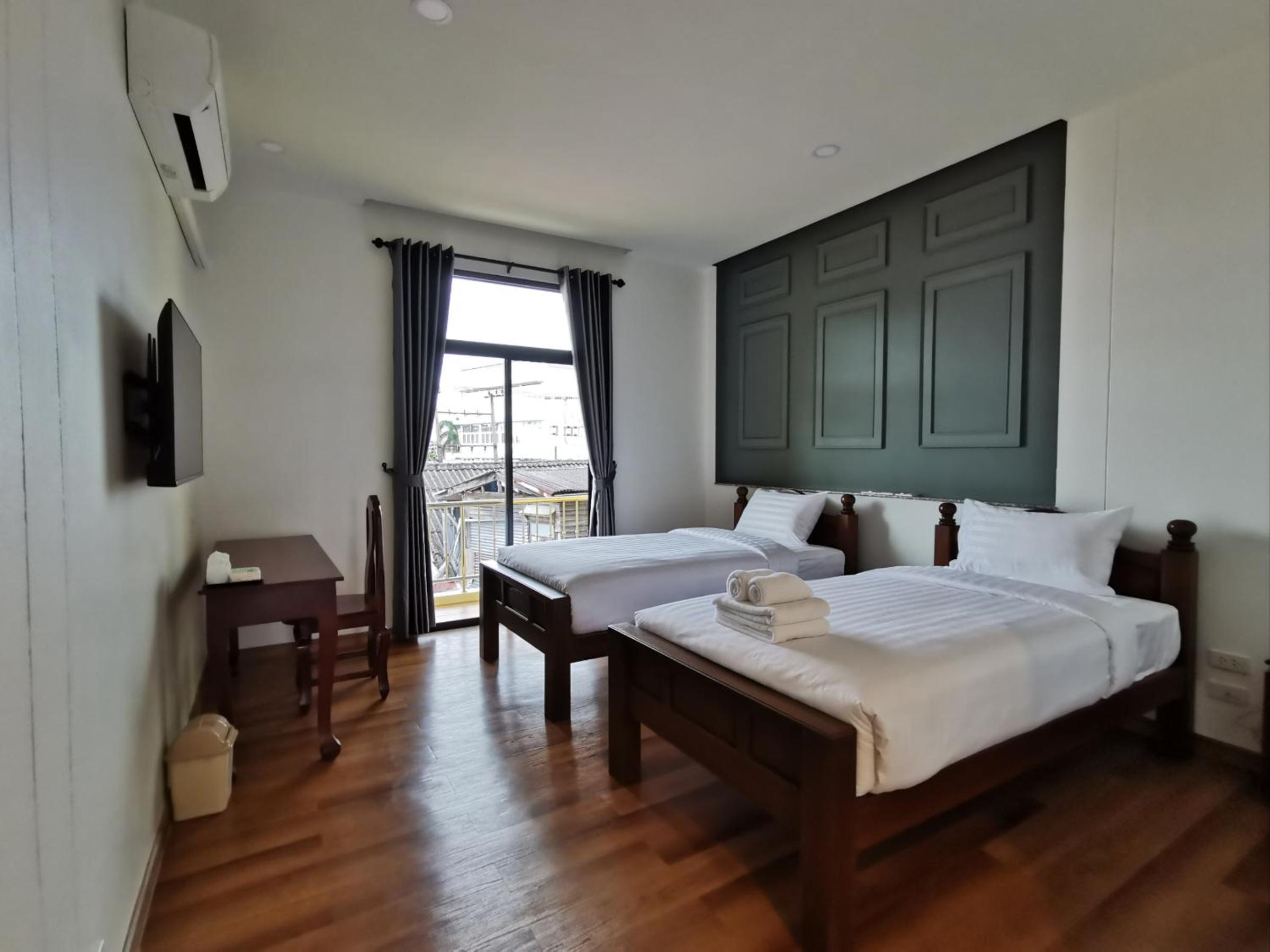 Twin Room with Balcony - Photo 4