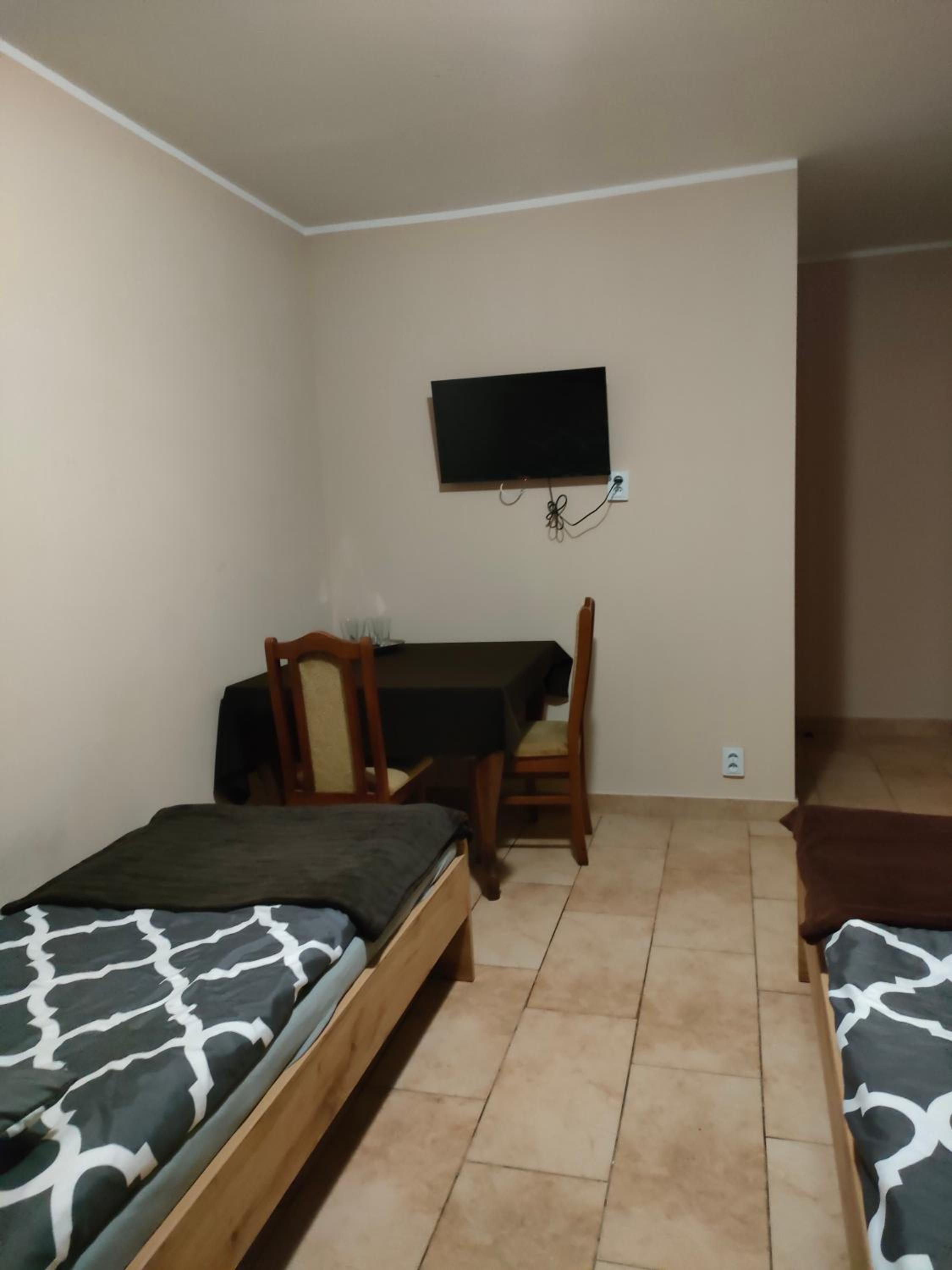 Quadruple Room with Bathroom - Photo 2
