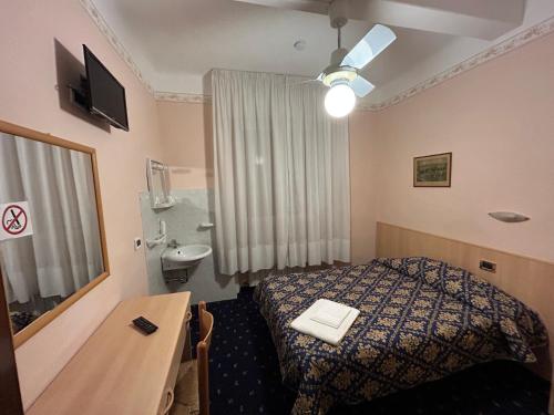 Single Room with Private Bathroom photo 2