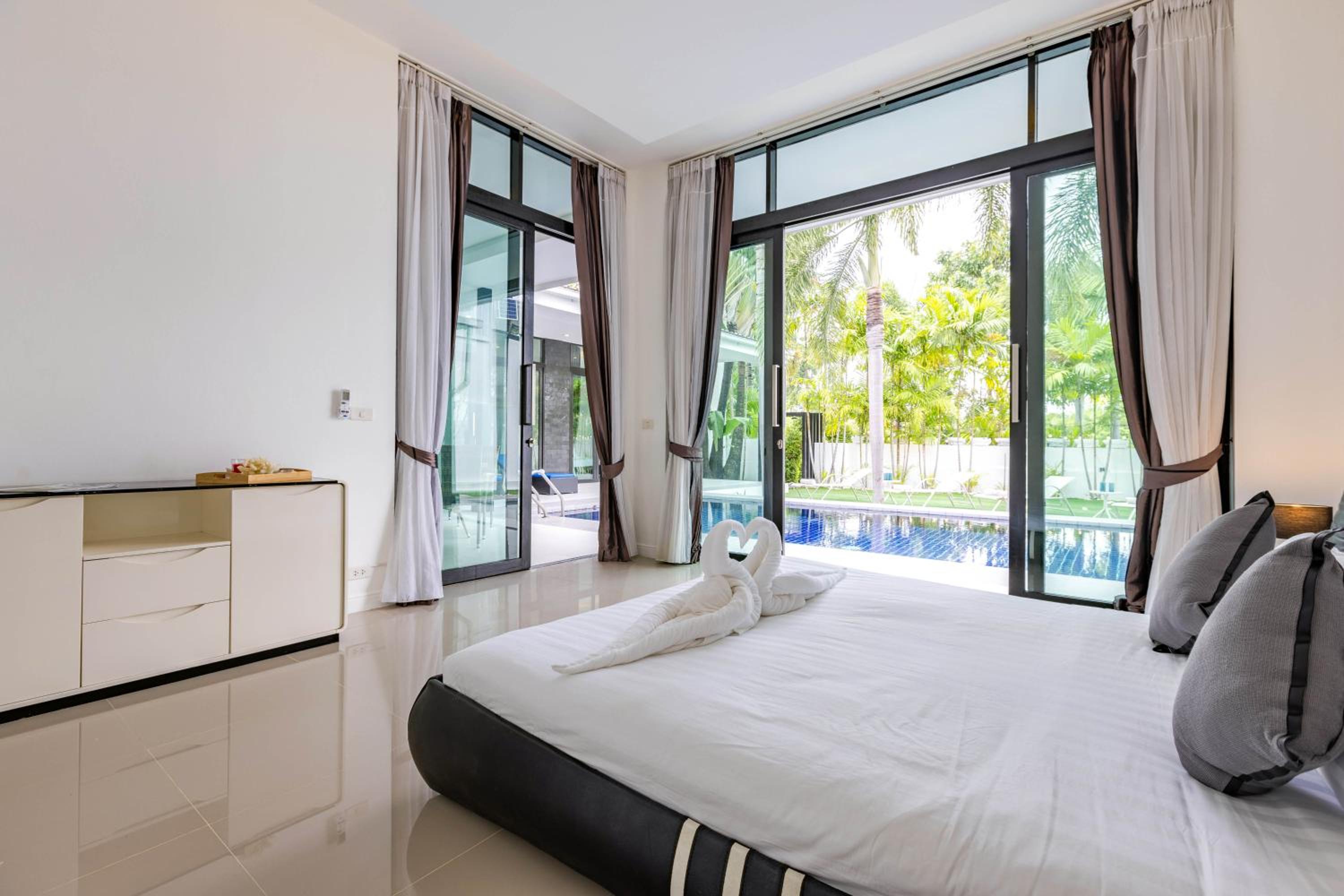 Three-Bedroom House - Photo 9