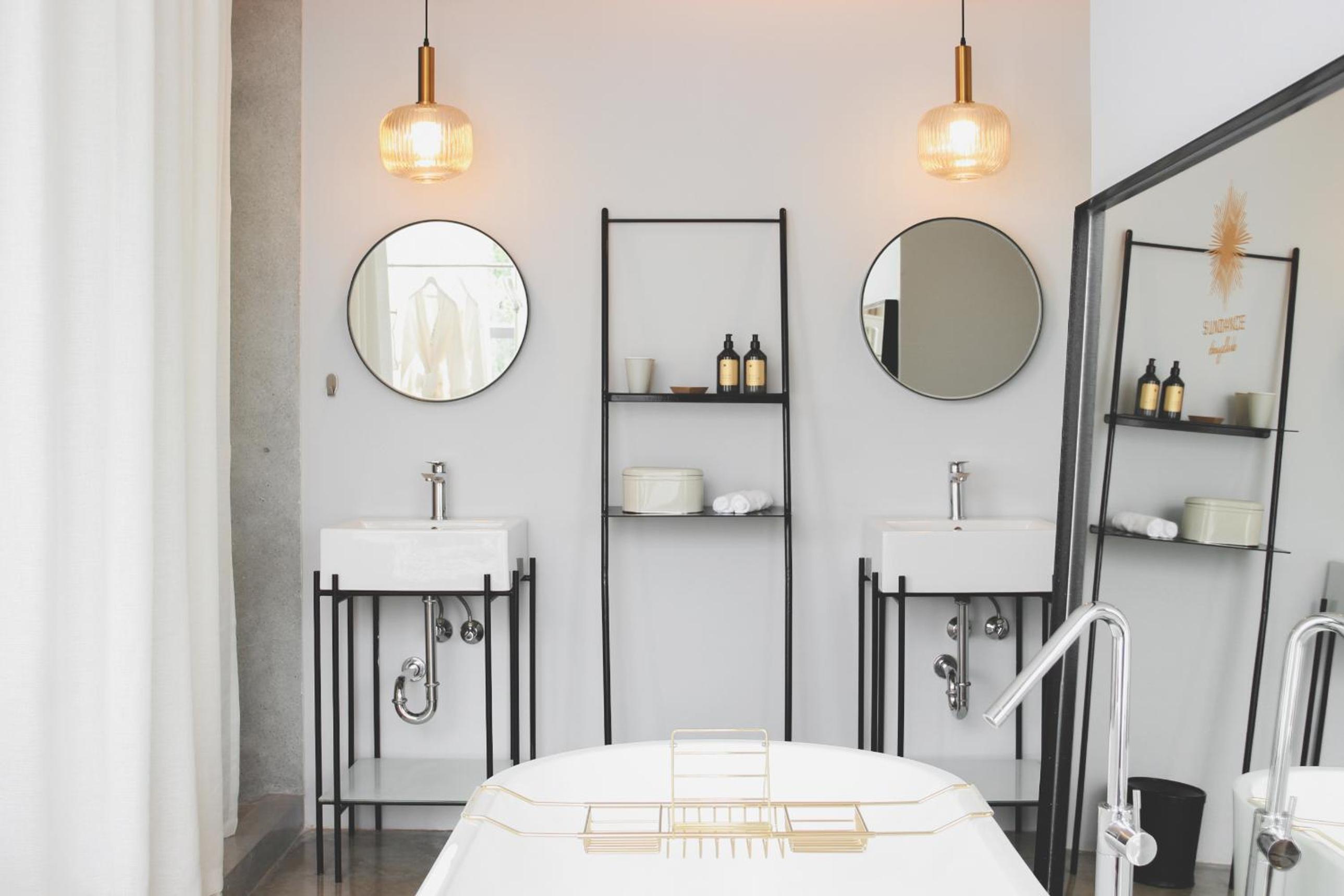 Deluxe King Room - Photo 5