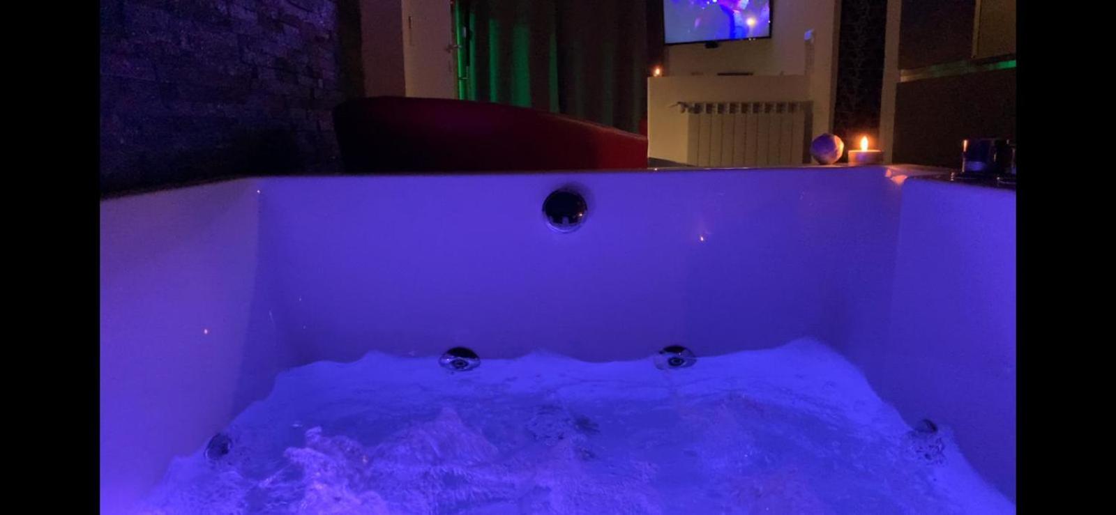 Suite with Hot Tub - Photo 3