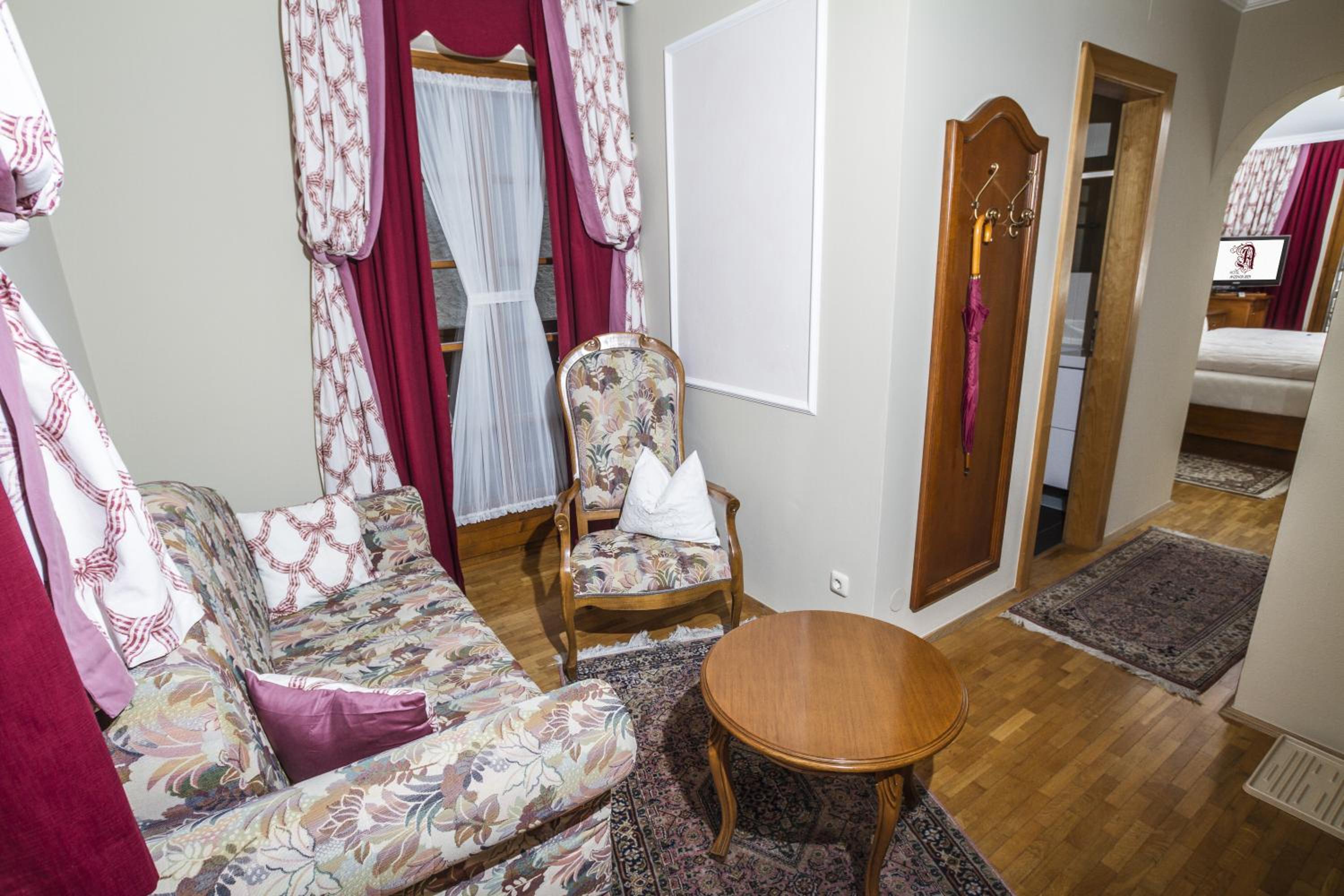 Junior Suite with Balcony and Lake View photo 3