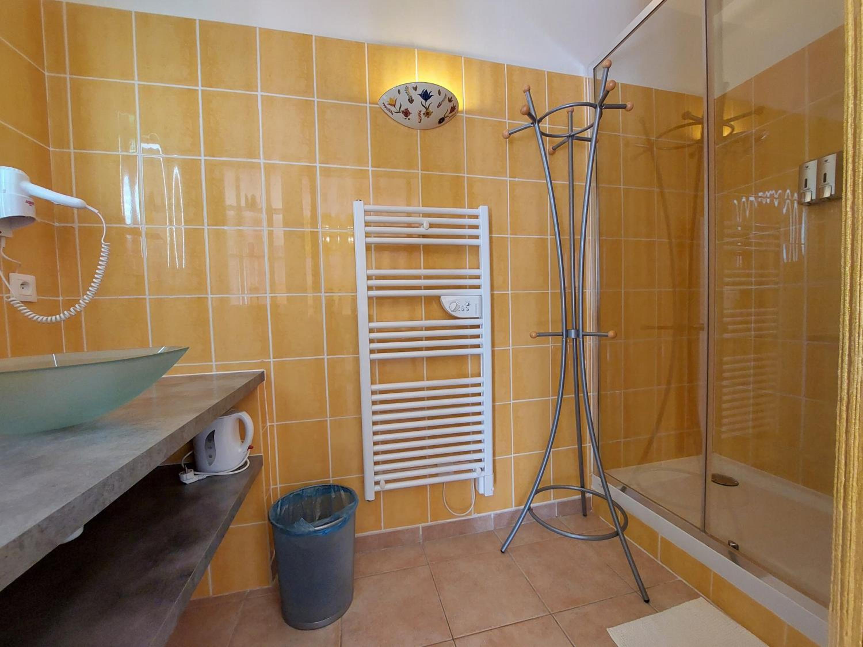 Double or Twin Room with Private Bathroom photo 3