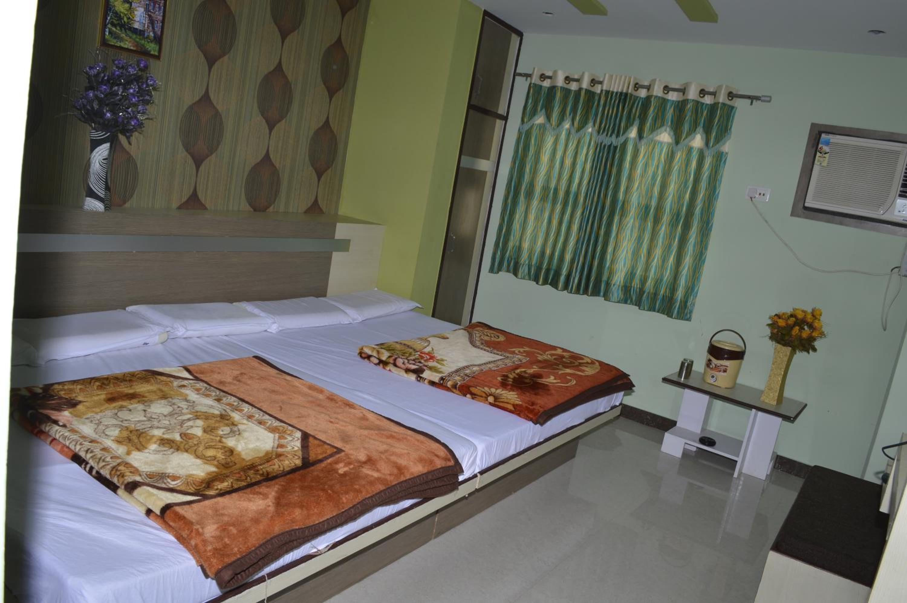 Deluxe four bed ac room