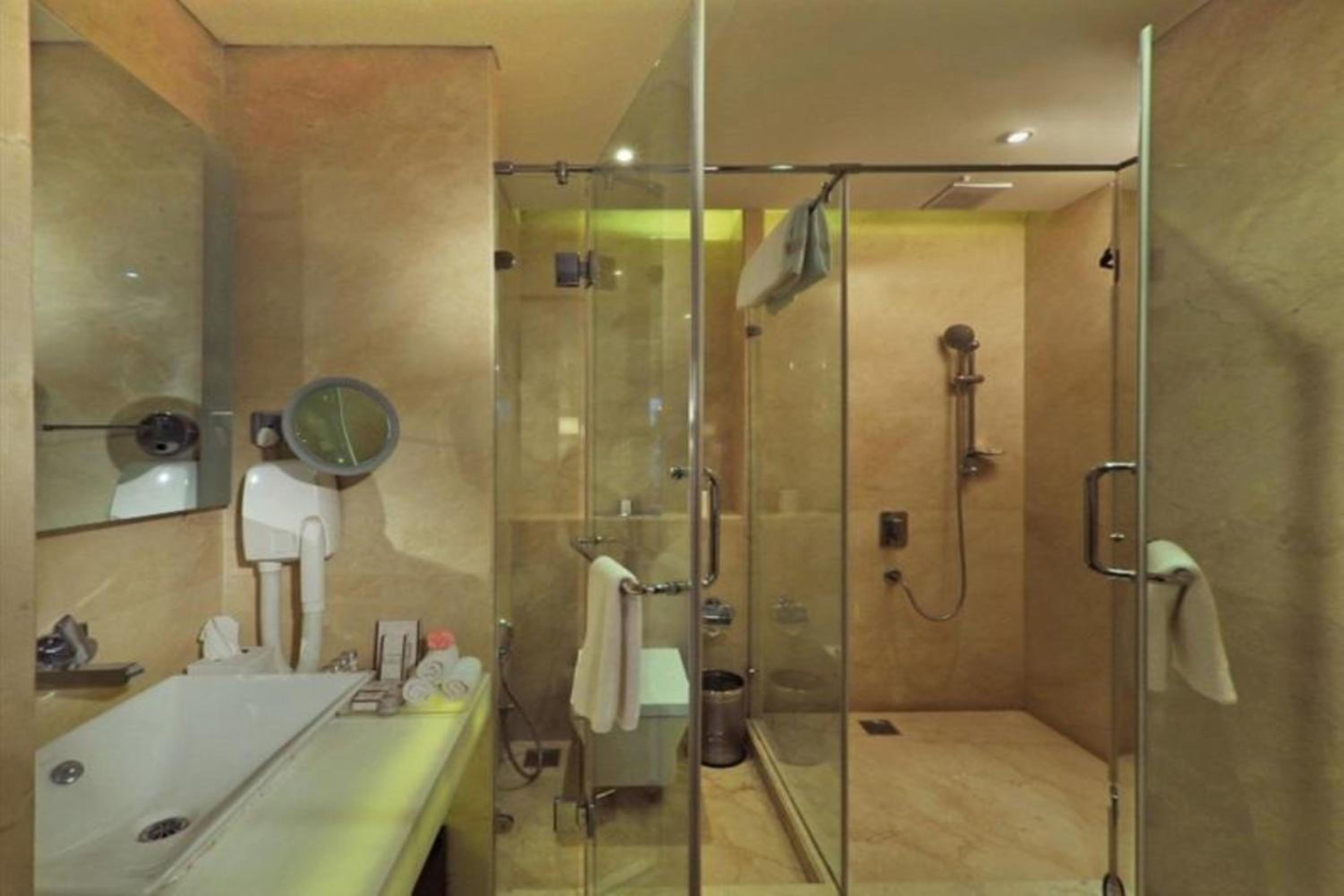 Standard King Room - Accessible photo 3