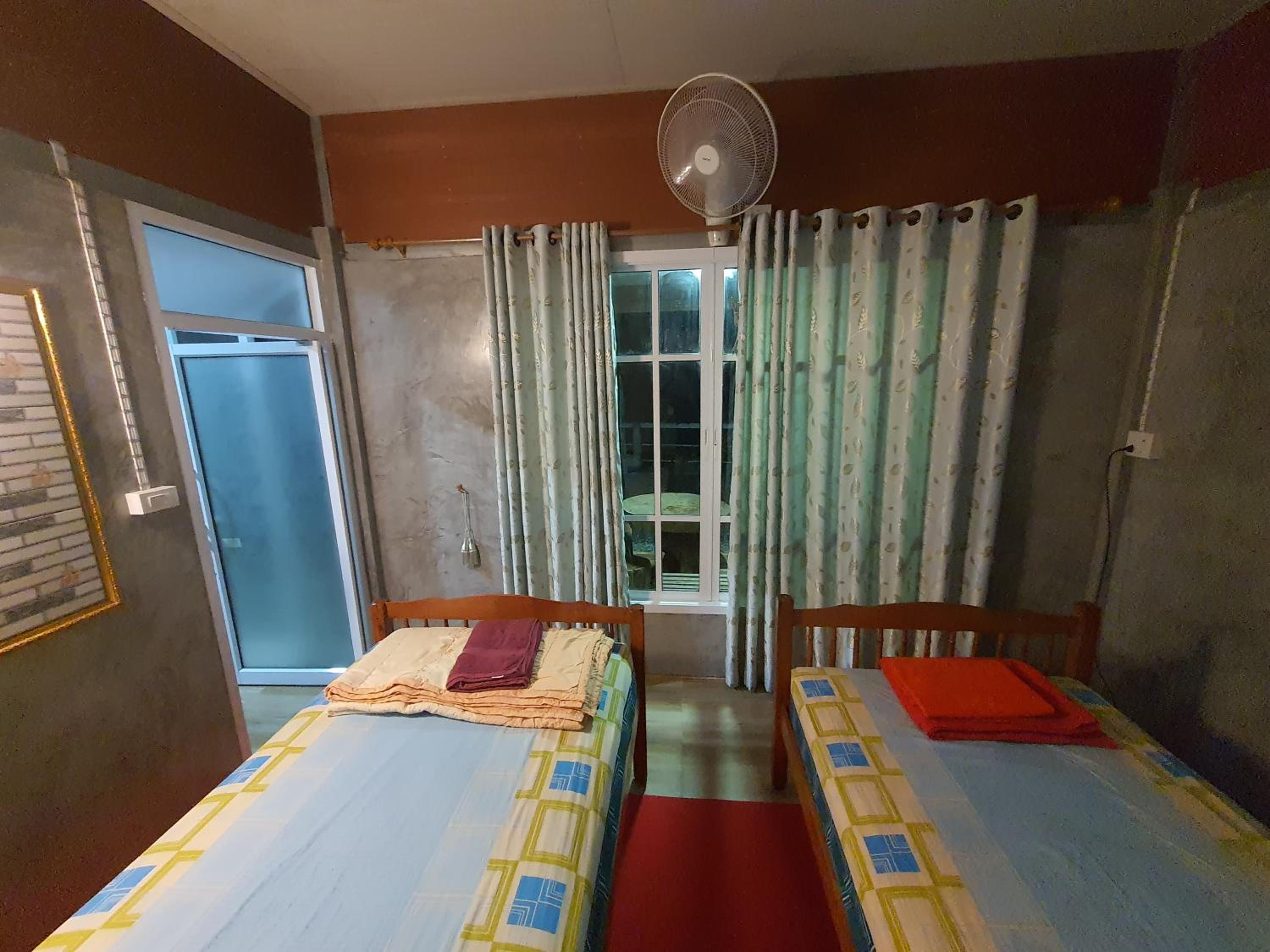 Twin Room with Bathroom - Photo 1