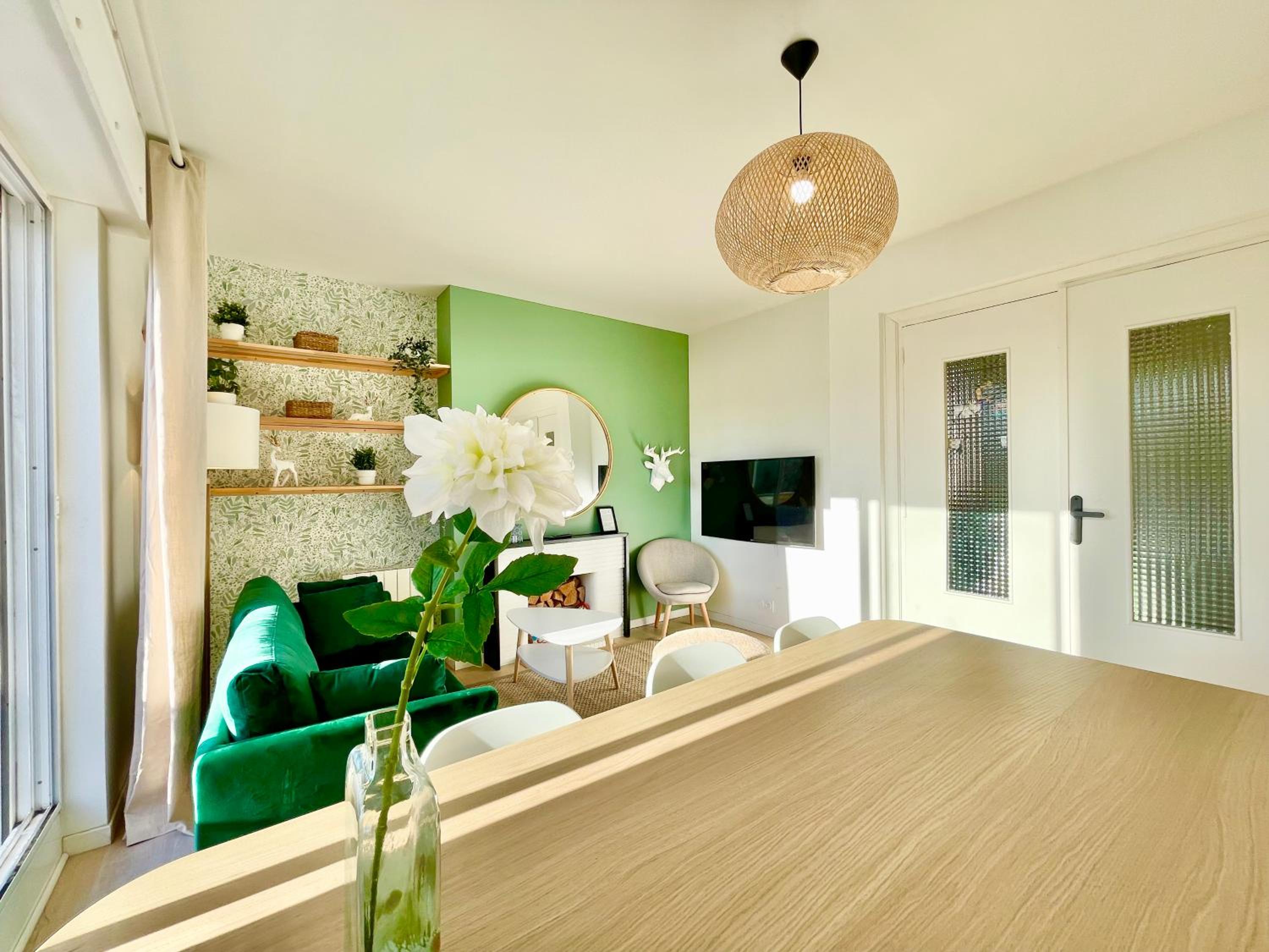Apartment with Balcony - Photo 5