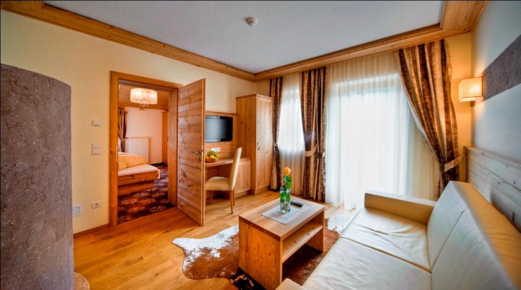 Deluxe Junior Suite photo 2