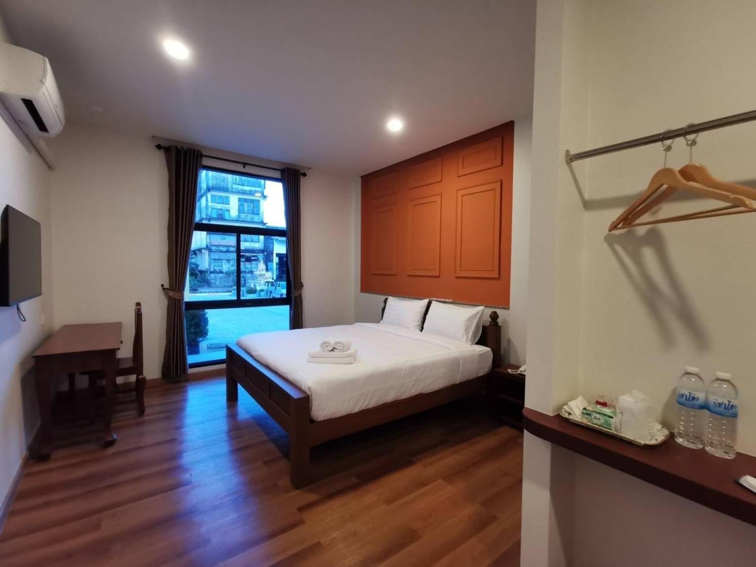 King Room with Balcony - Photo 3