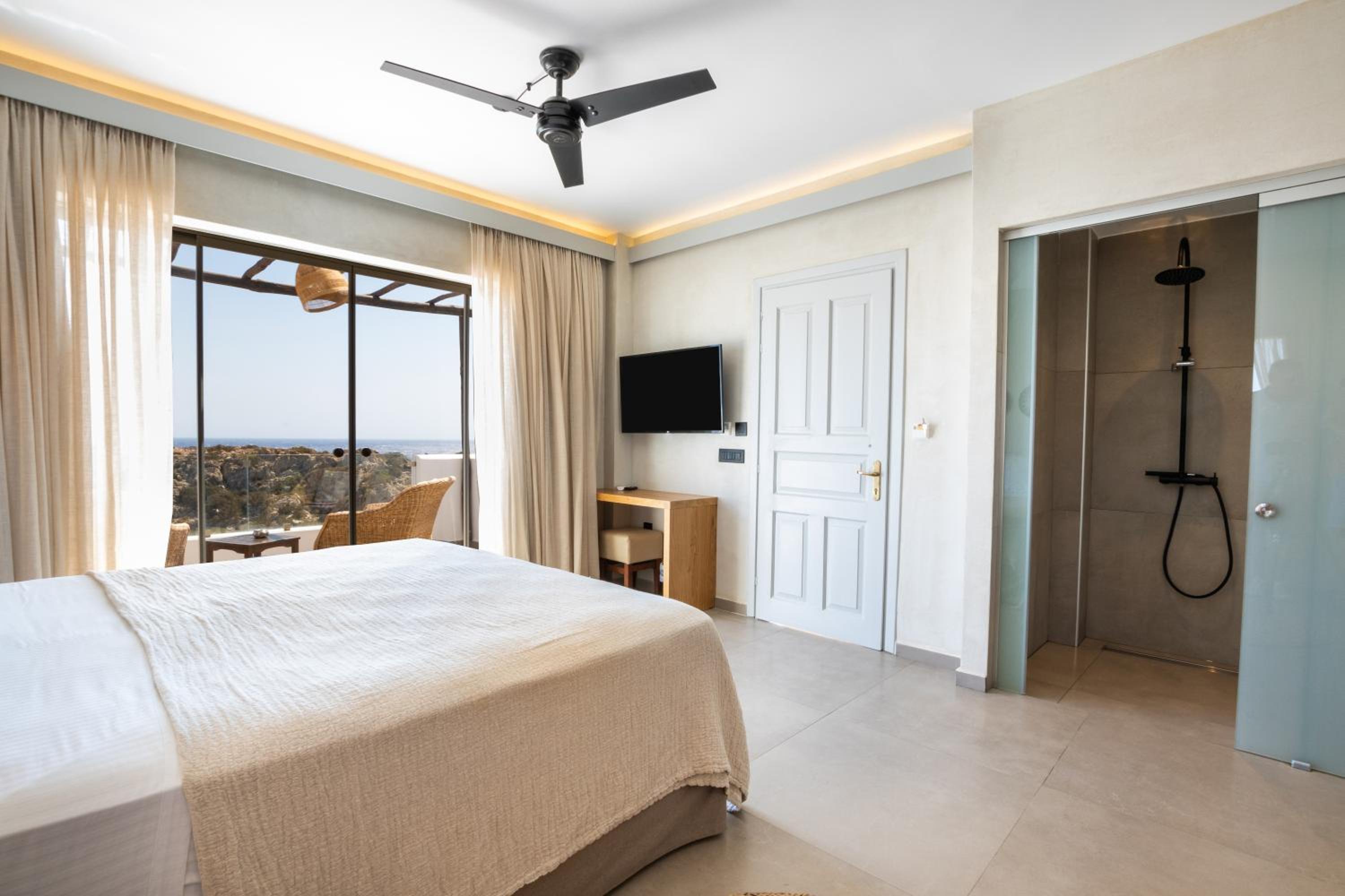 Executive Suite with Sea View & Jetted Tub