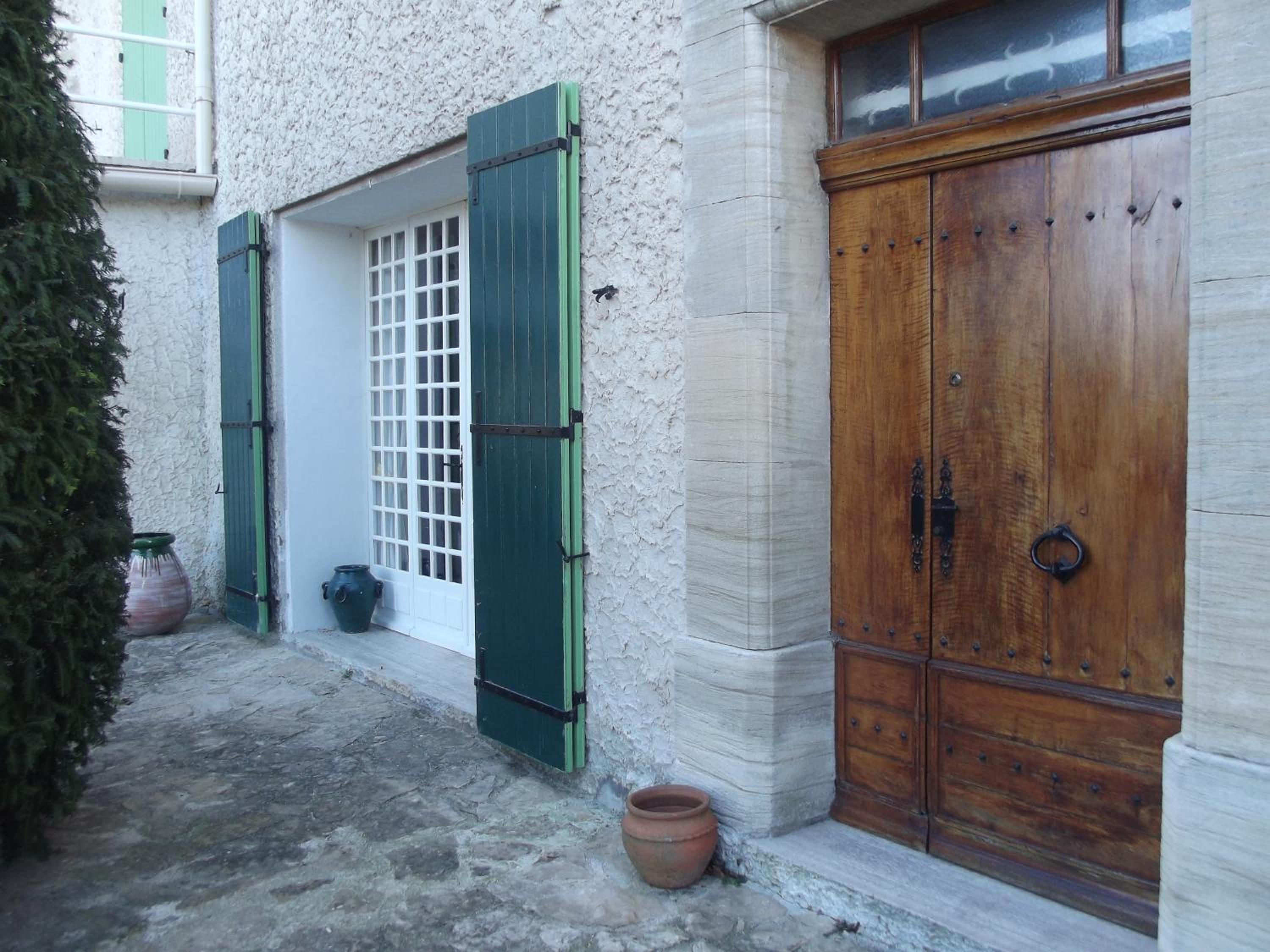 Six-Bedroom House photo 1