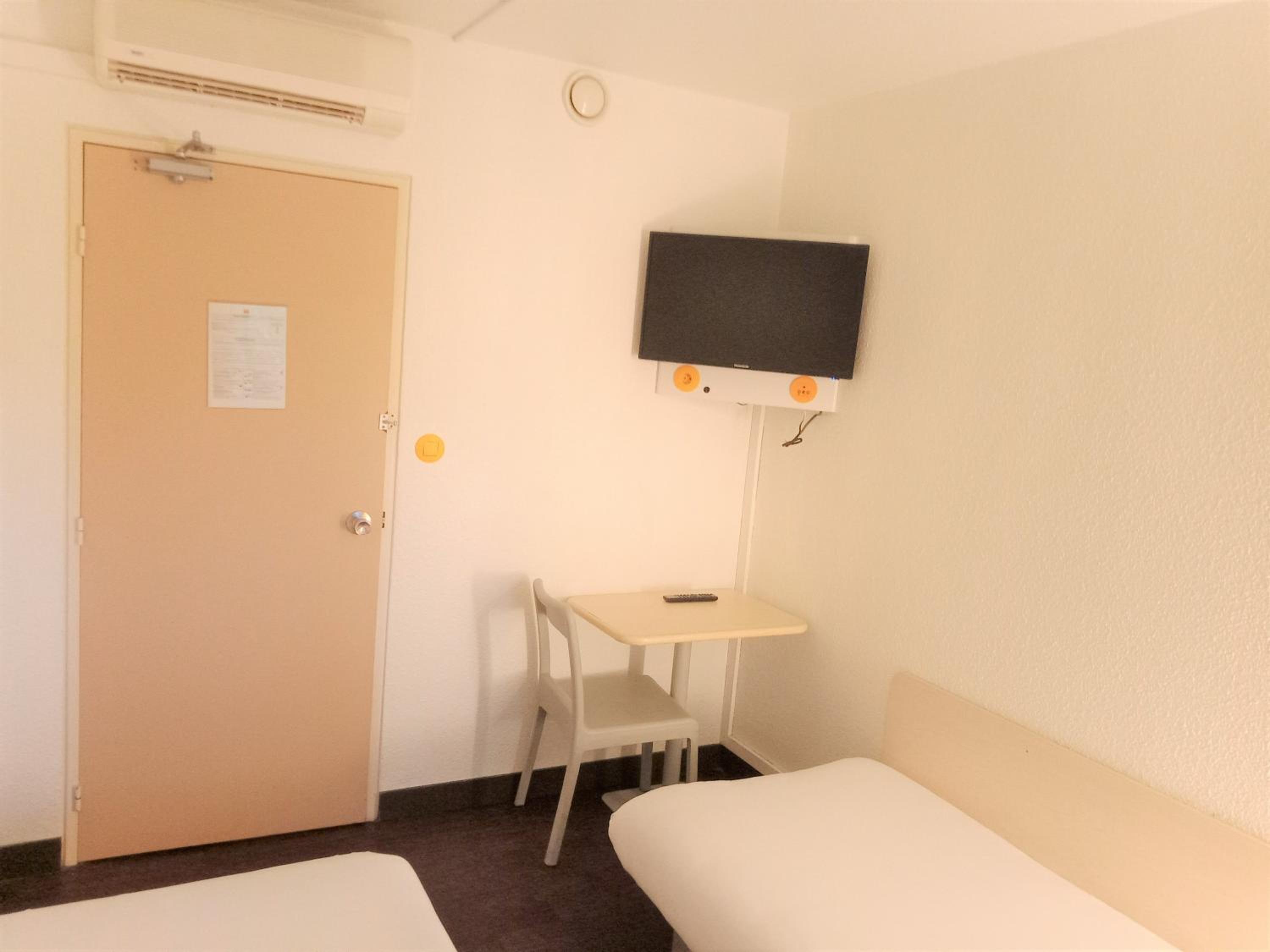 Twin Room with Shared Bathroom photo 1