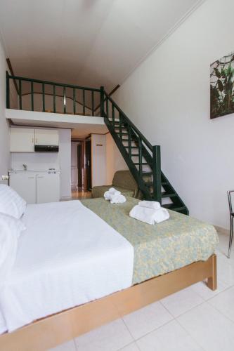 Deluxe Suite with Sea View - Photo 38