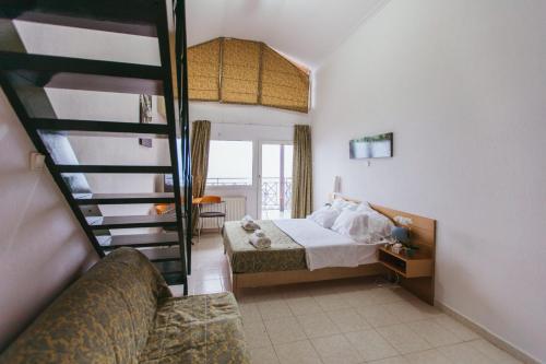 Deluxe Suite with Sea View - Photo 37
