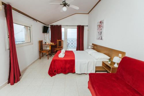 Deluxe Suite with Sea View - Photo 3