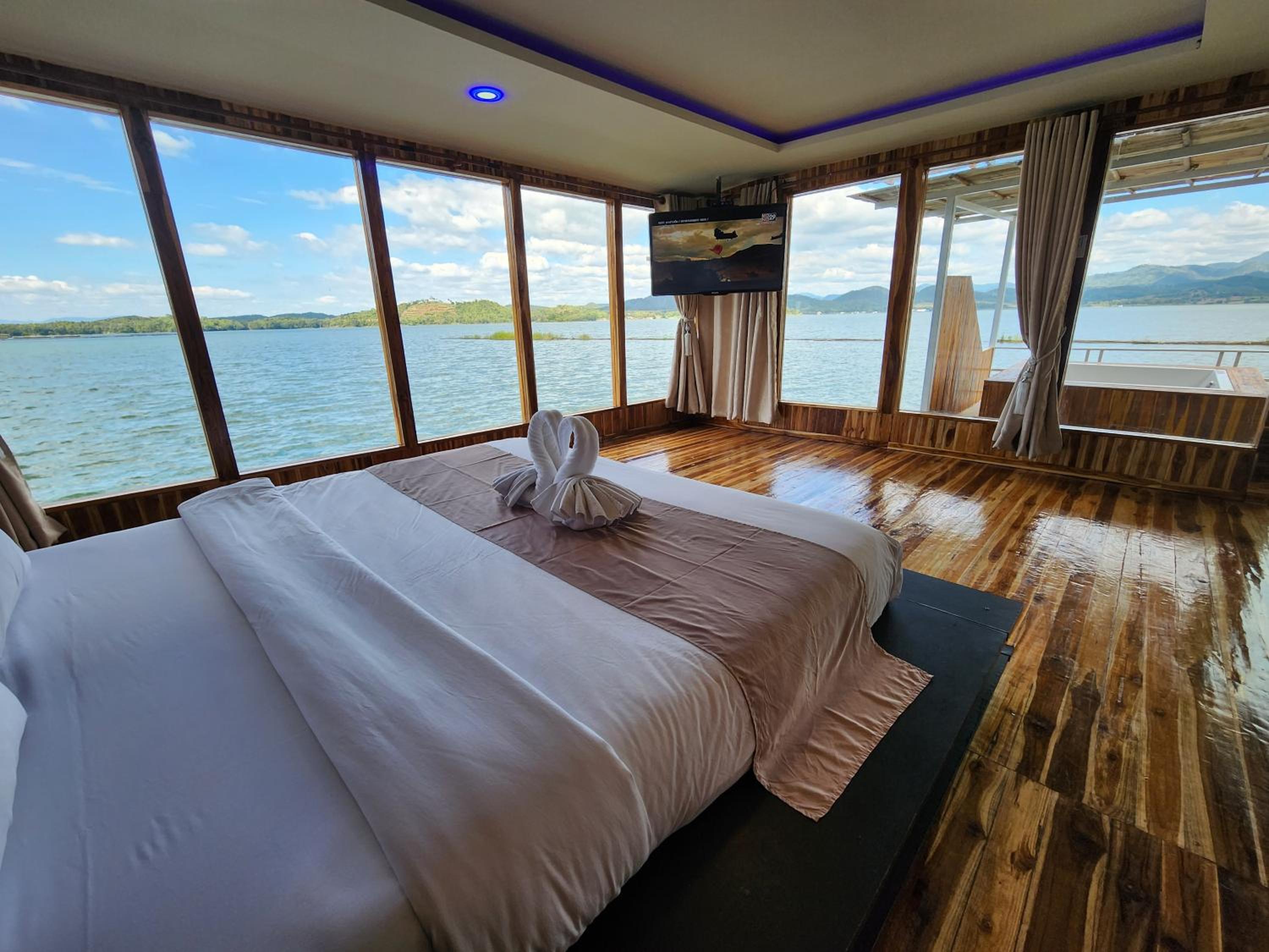 King Suite with Spa Bath - Photo 9