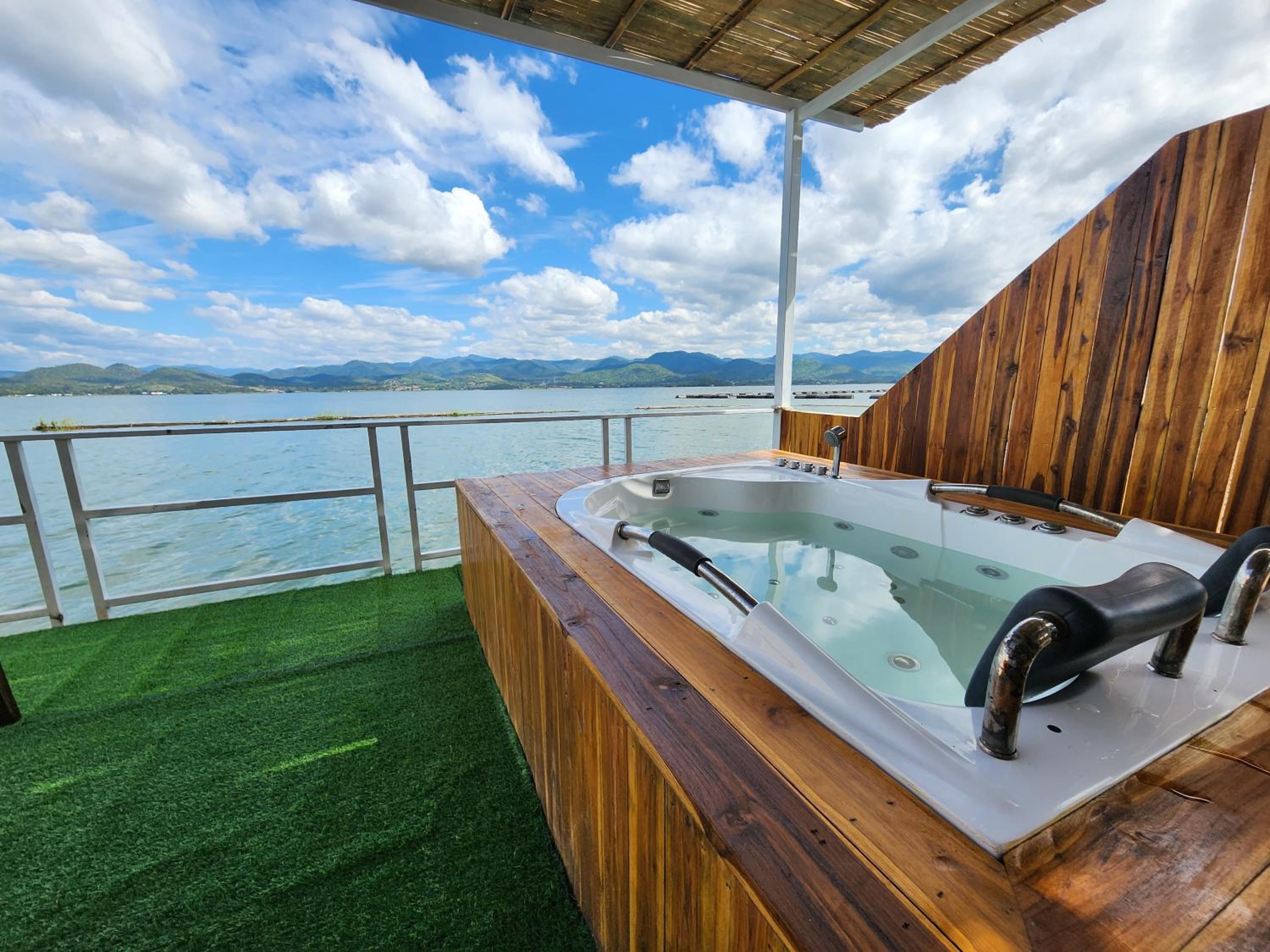 Queen Suite with Spa Bath - Photo 5