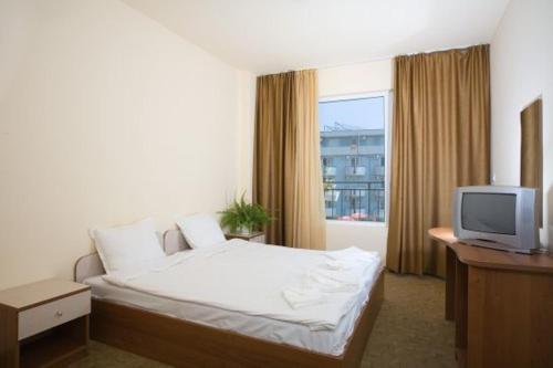 Double or Twin Room with Sea View (2 Adults + 1 Child) photo 2